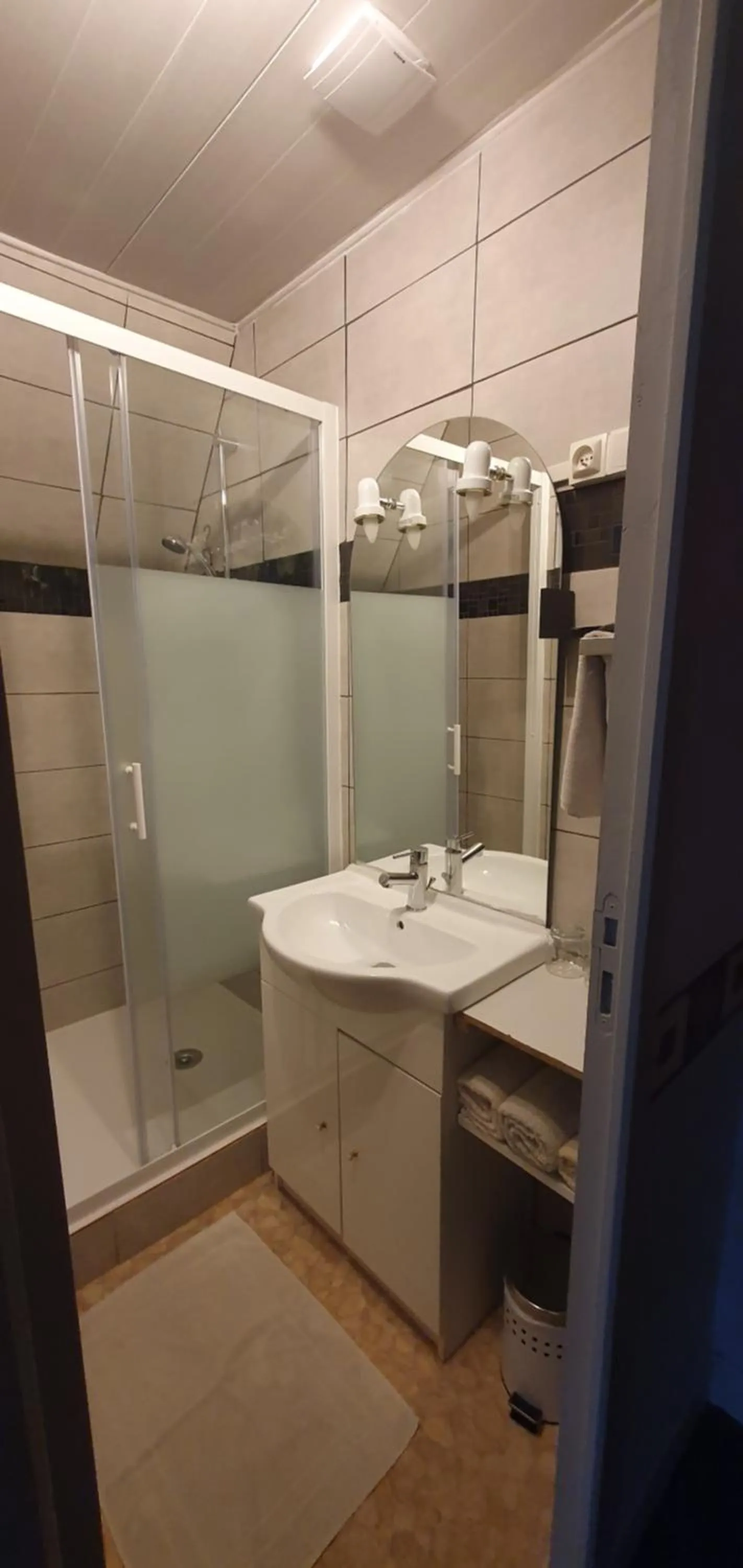 Shower in Hôtel les Deux Cols