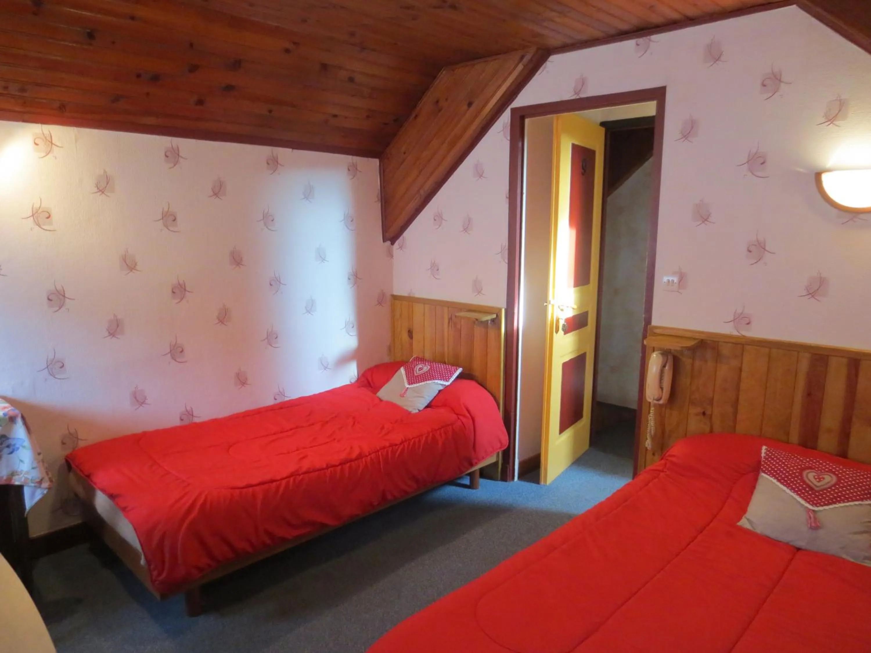 Bed in Hôtel les Deux Cols