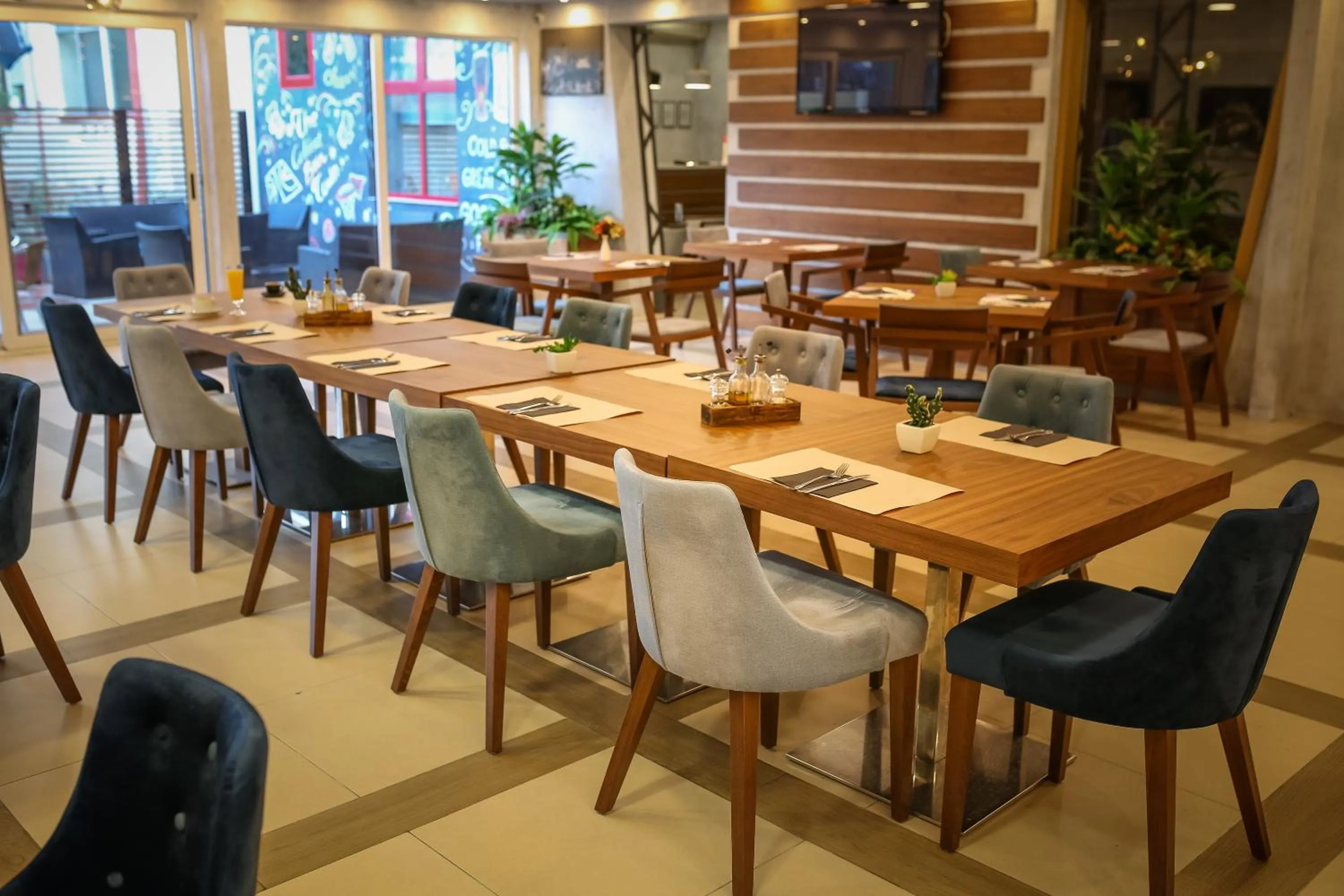 Restaurant/places to eat in Hotel Garni VIZURA Sport