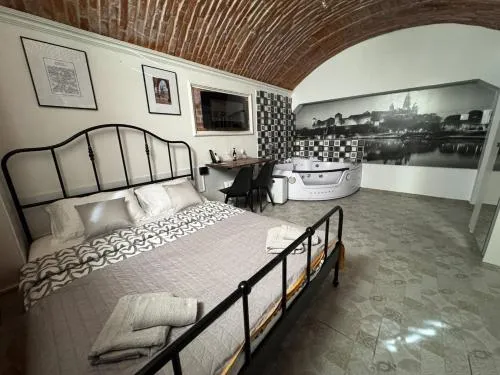 UNDERGROUND Jacuzzi Rooms