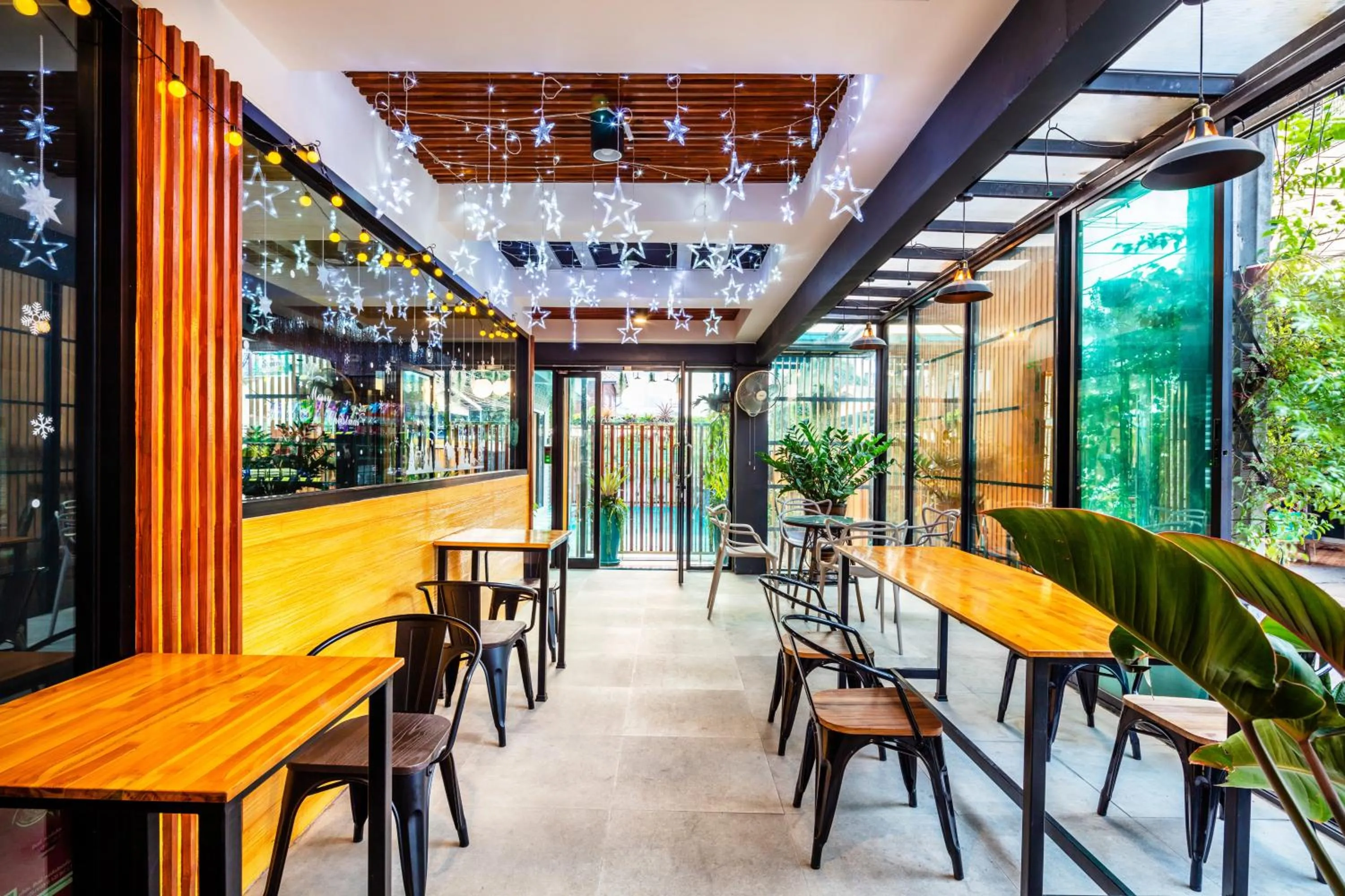 Restaurant/places to eat in Penyos Service Apartment