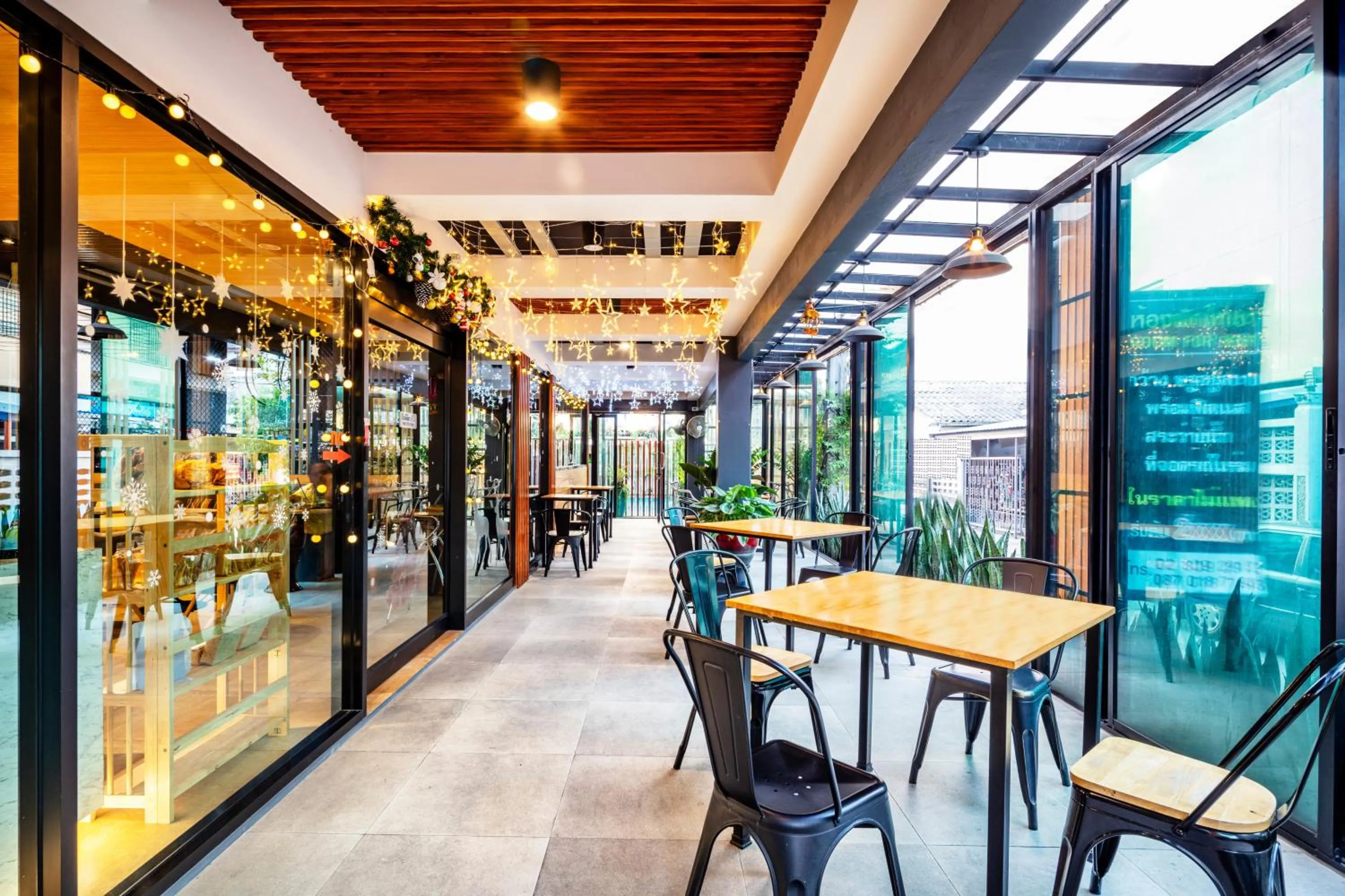 Restaurant/places to eat in Penyos Service Apartment