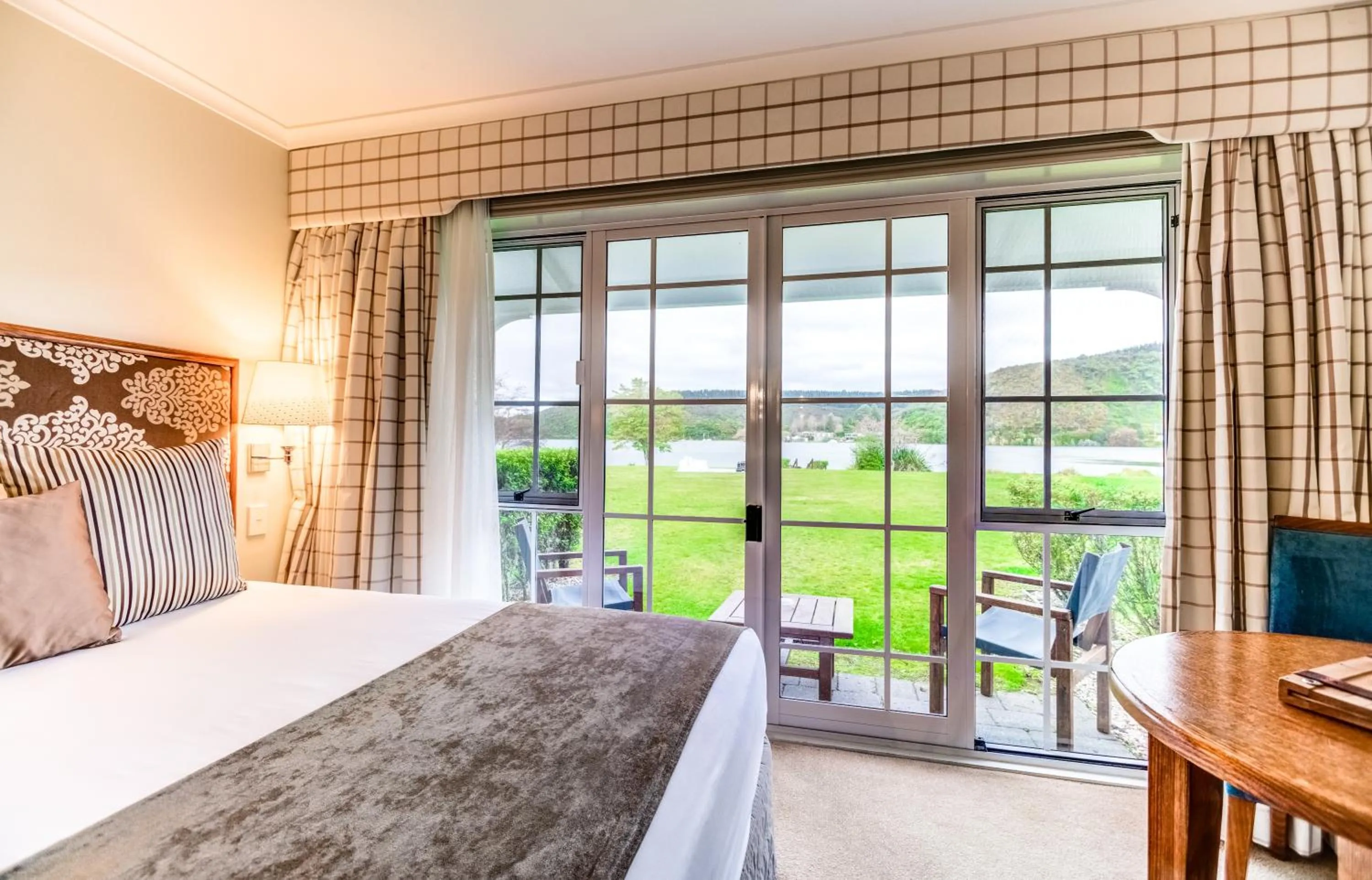Balcony/Terrace, Bed in VR Rotorua Lake Resort
