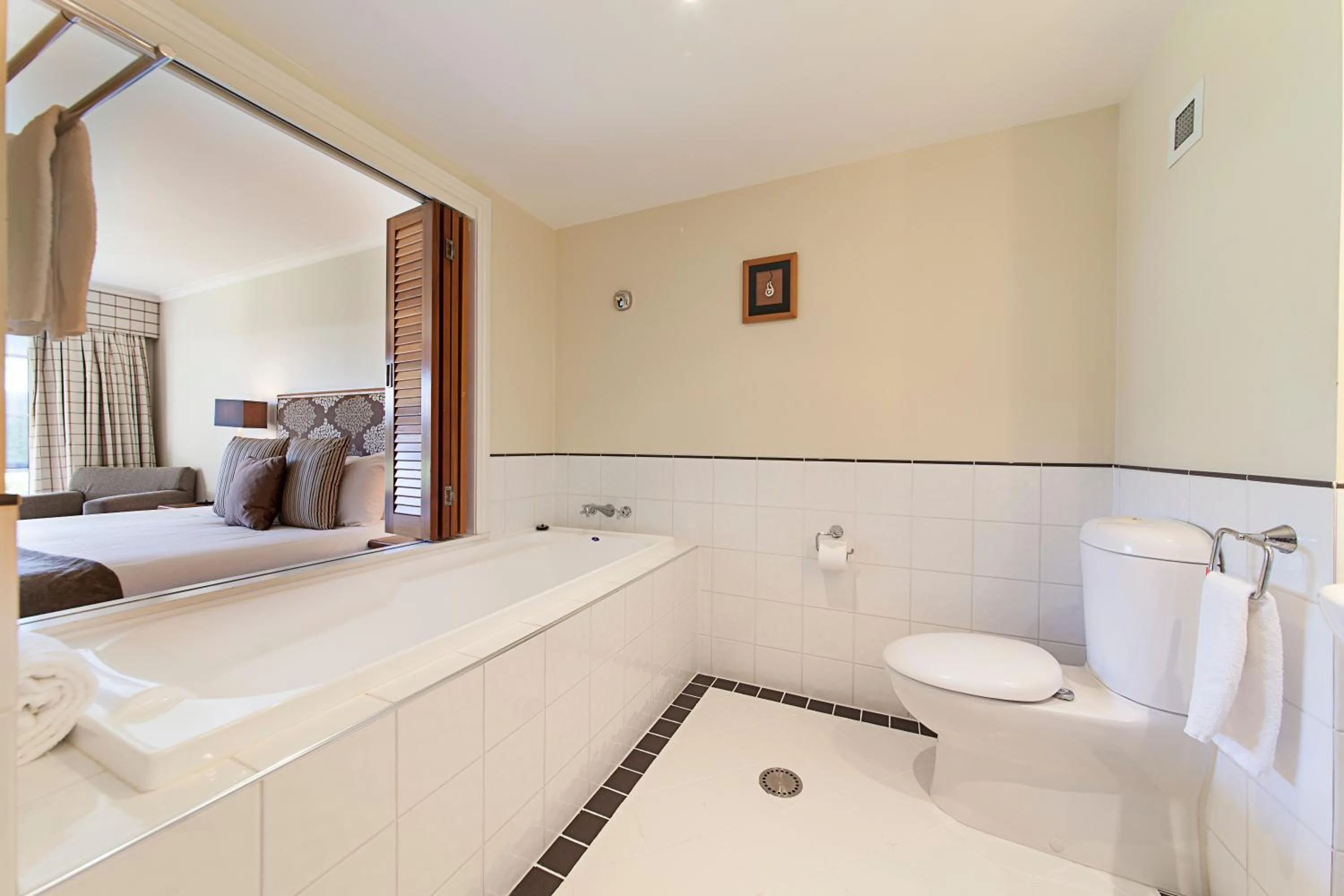 Bathroom, Bed in VR Rotorua Lake Resort