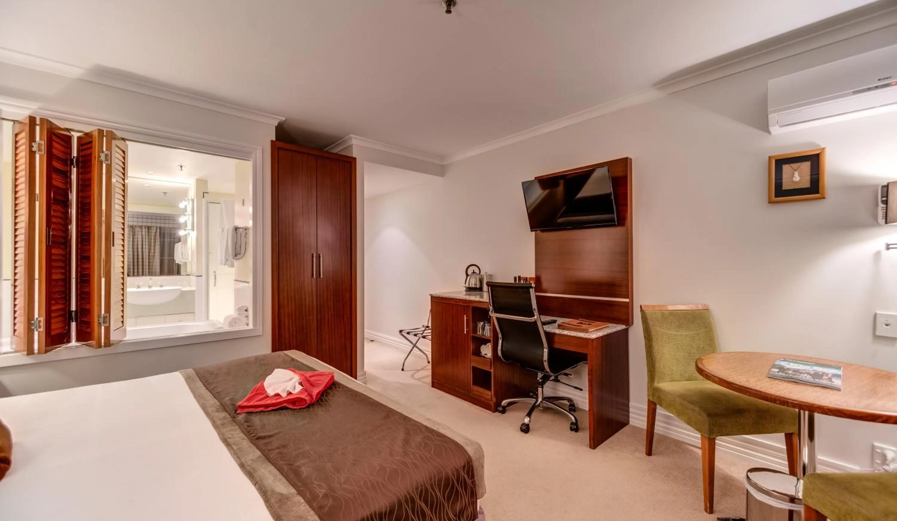 Seating area, Bed in VR Rotorua Lake Resort