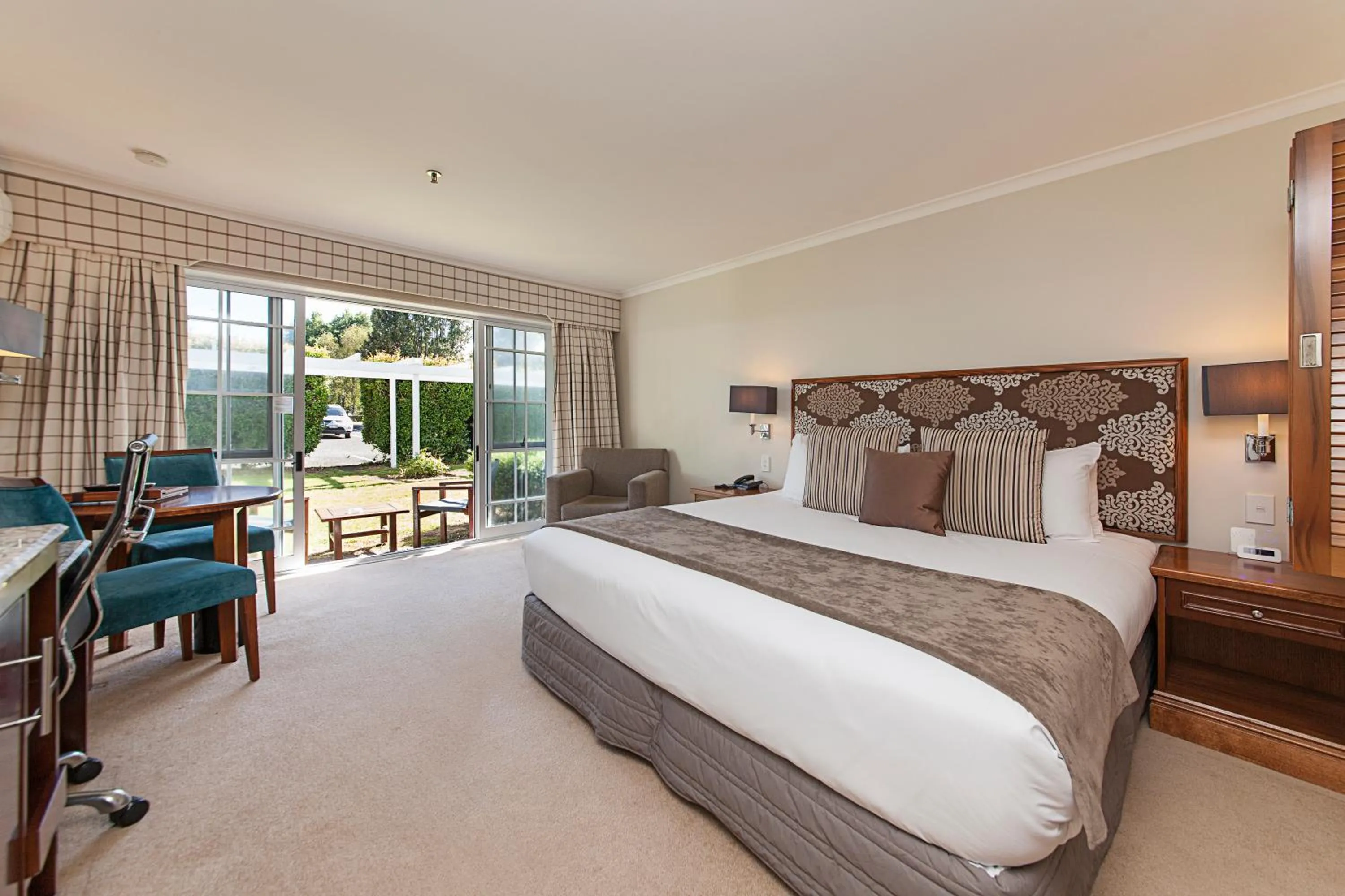 Photo of the whole room, Bed in VR Rotorua Lake Resort