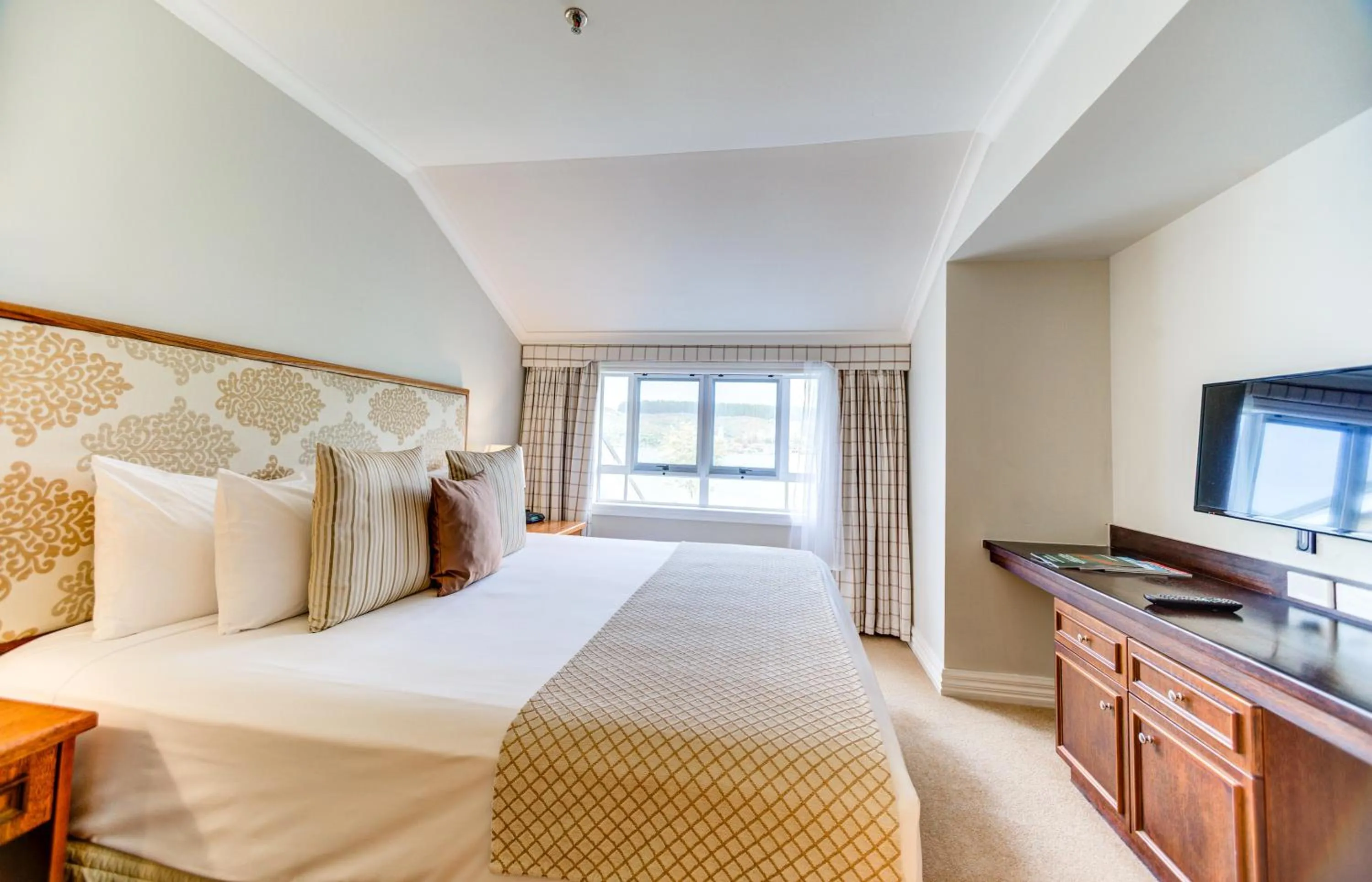 TV and multimedia, Bed in VR Rotorua Lake Resort