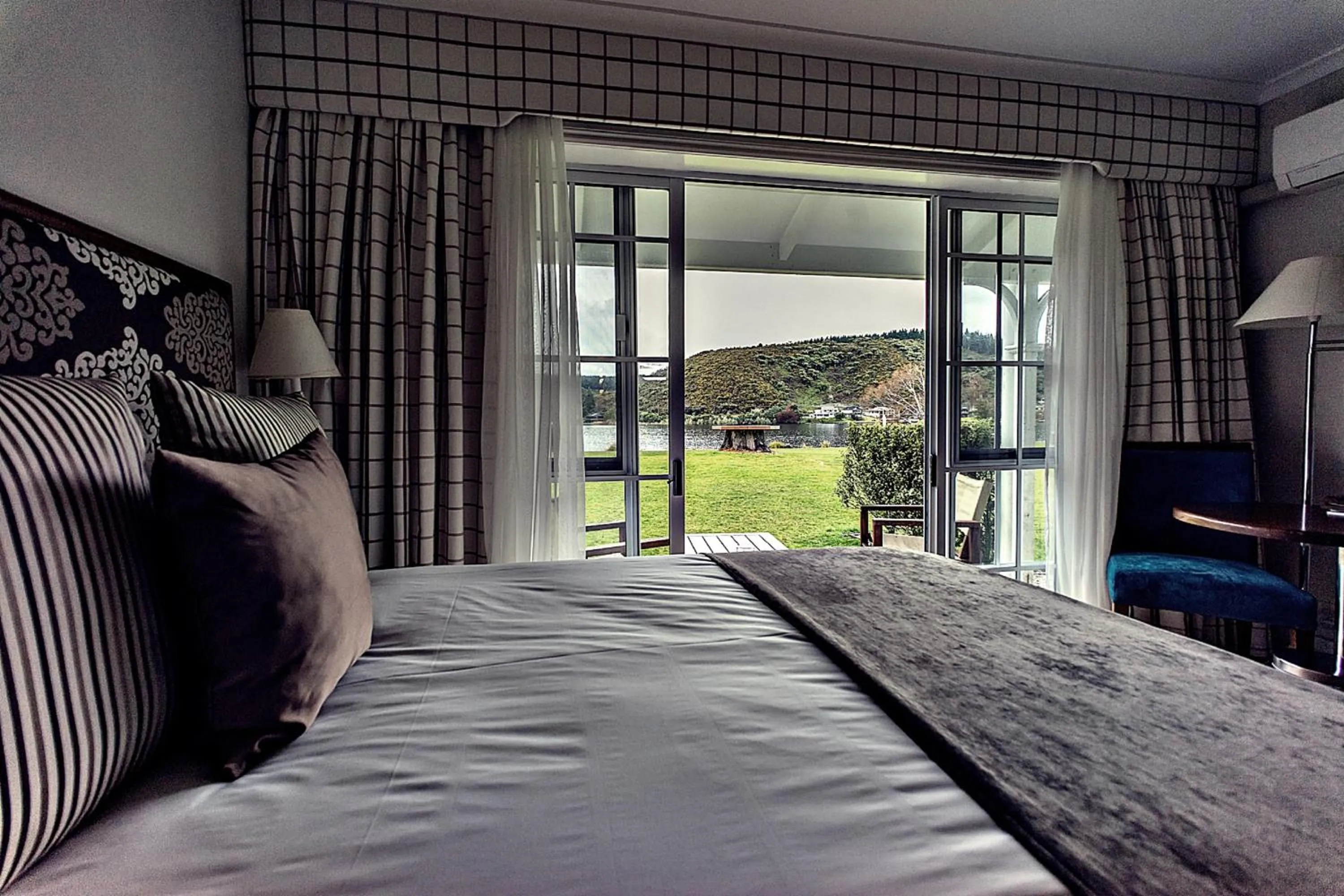 Lake view, Bed in VR Rotorua Lake Resort