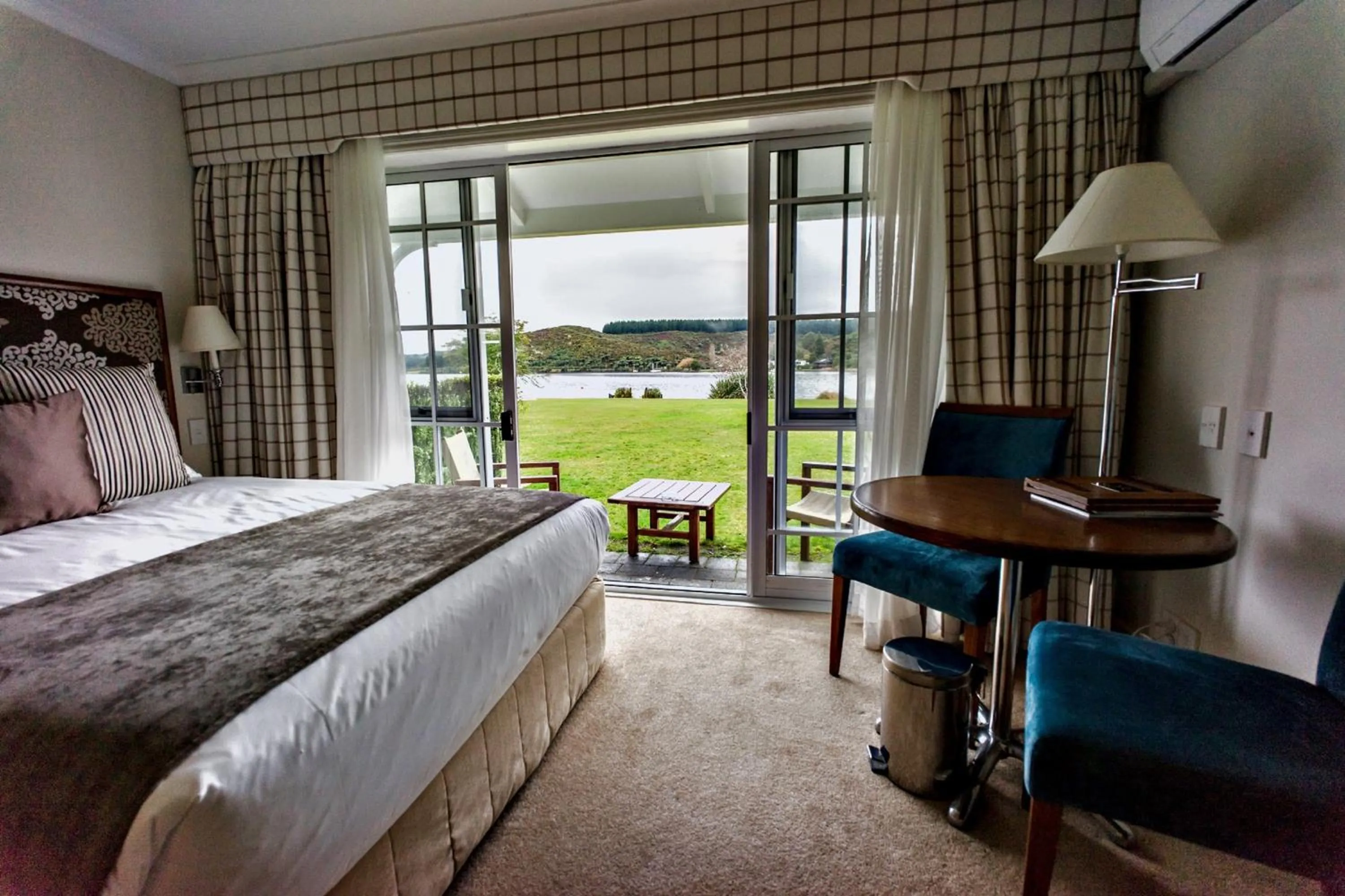 Lake view, Bed in VR Rotorua Lake Resort