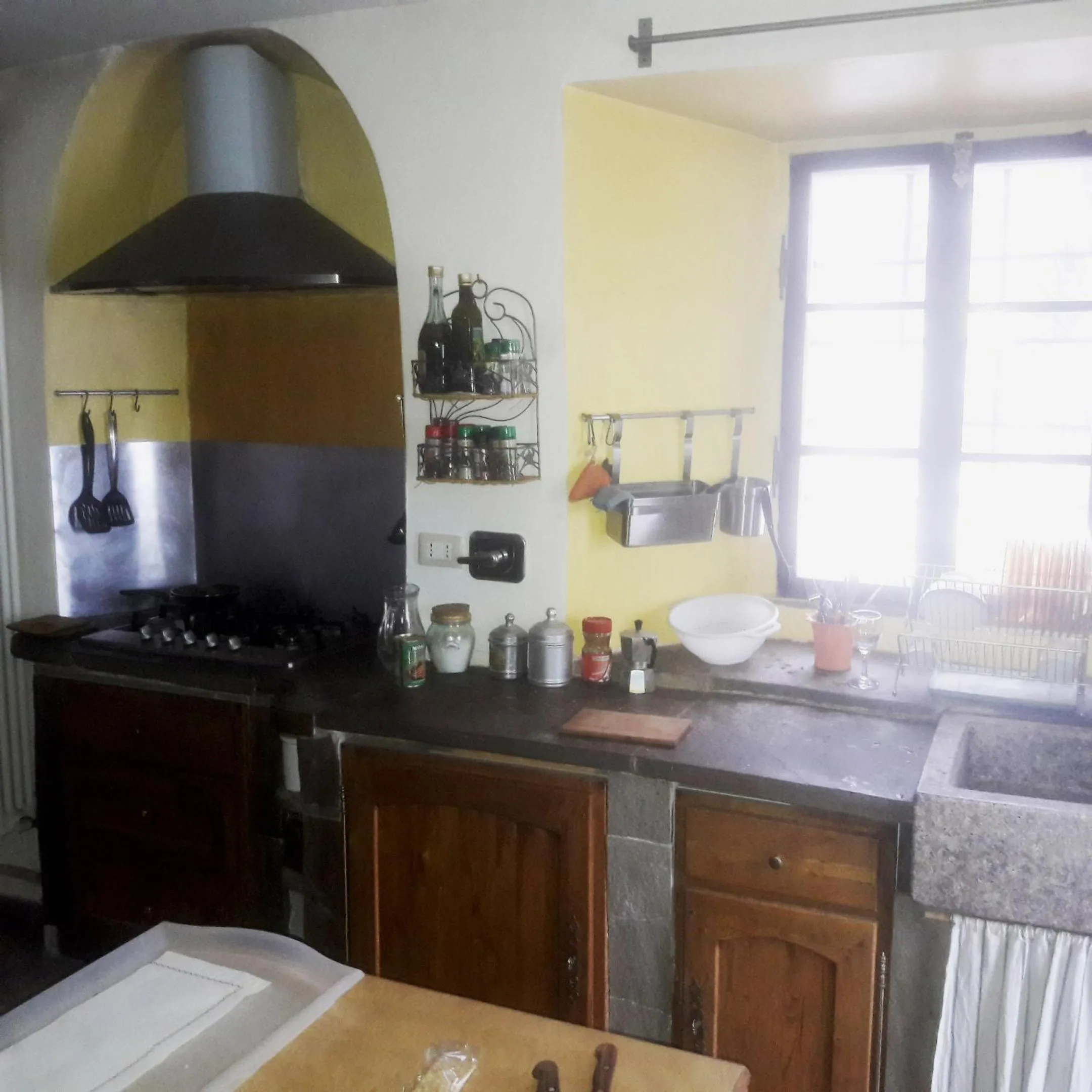 Communal kitchen in B&B Borgo del Fornello