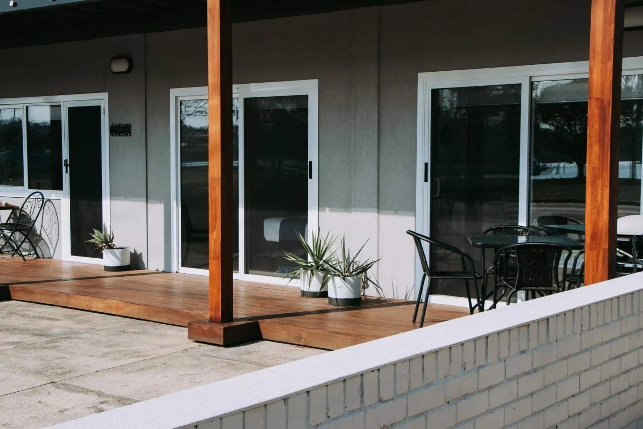 The Wheelhouse - 2BR Waterfront Apt in town