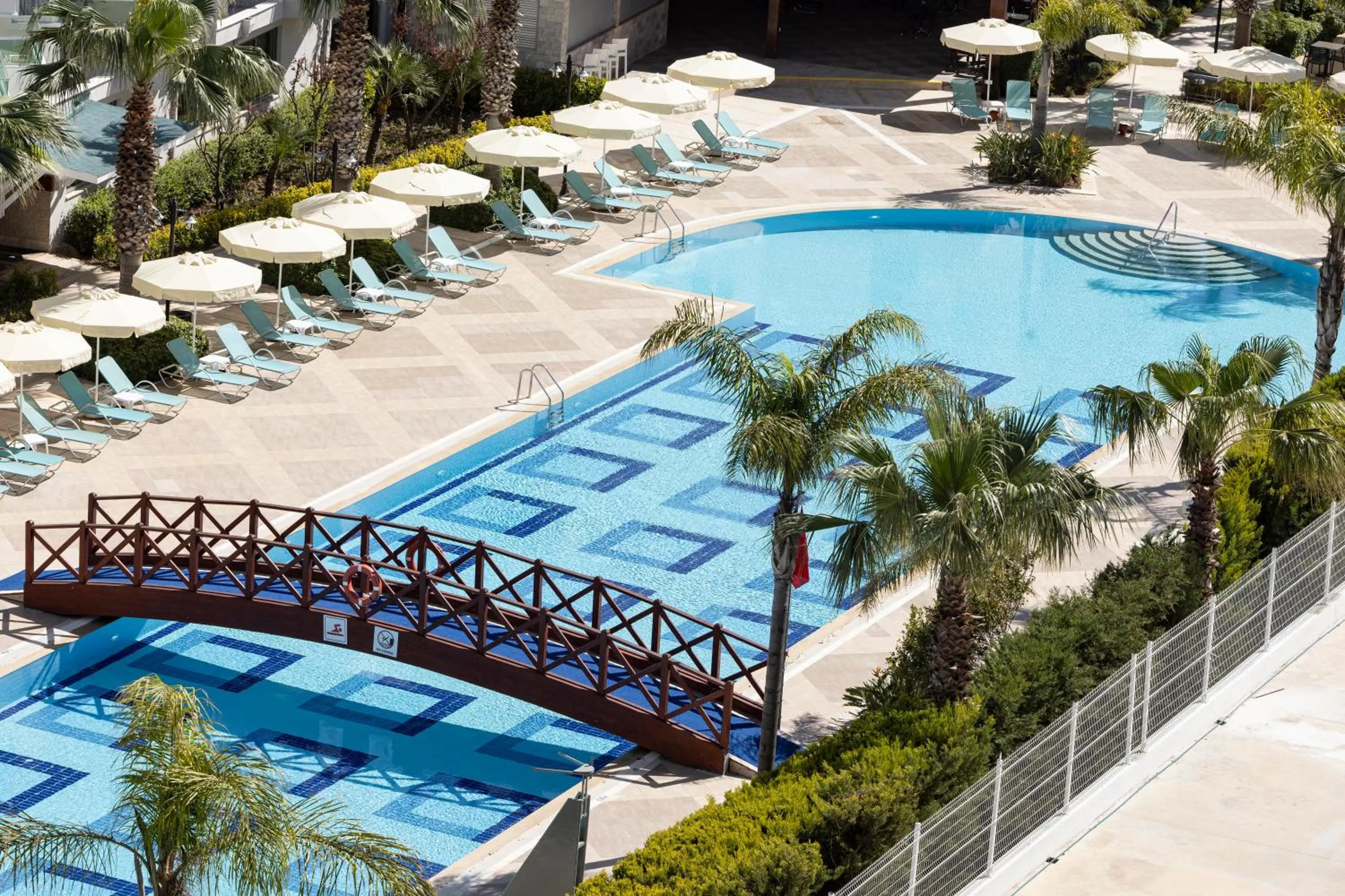 Swimming pool in Wyndham Garden Lara