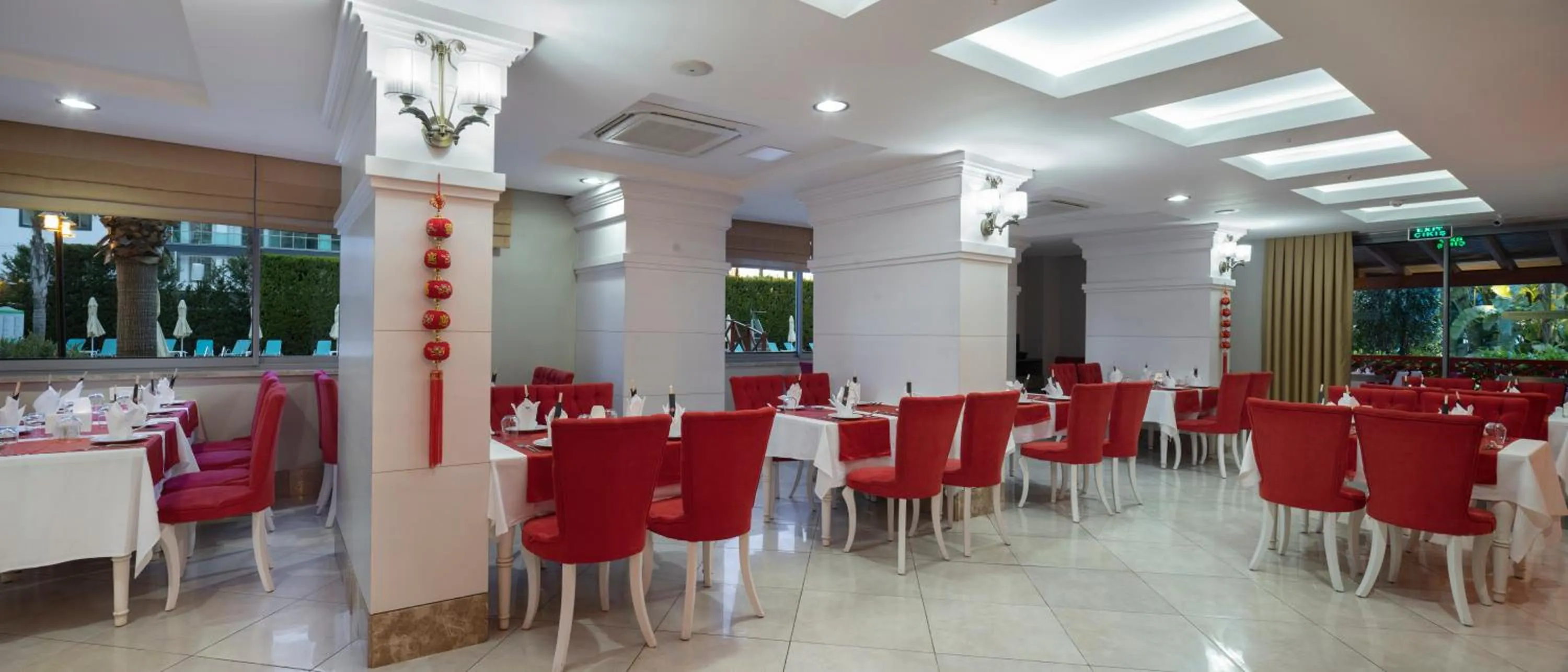 Restaurant/places to eat in Wyndham Garden Lara