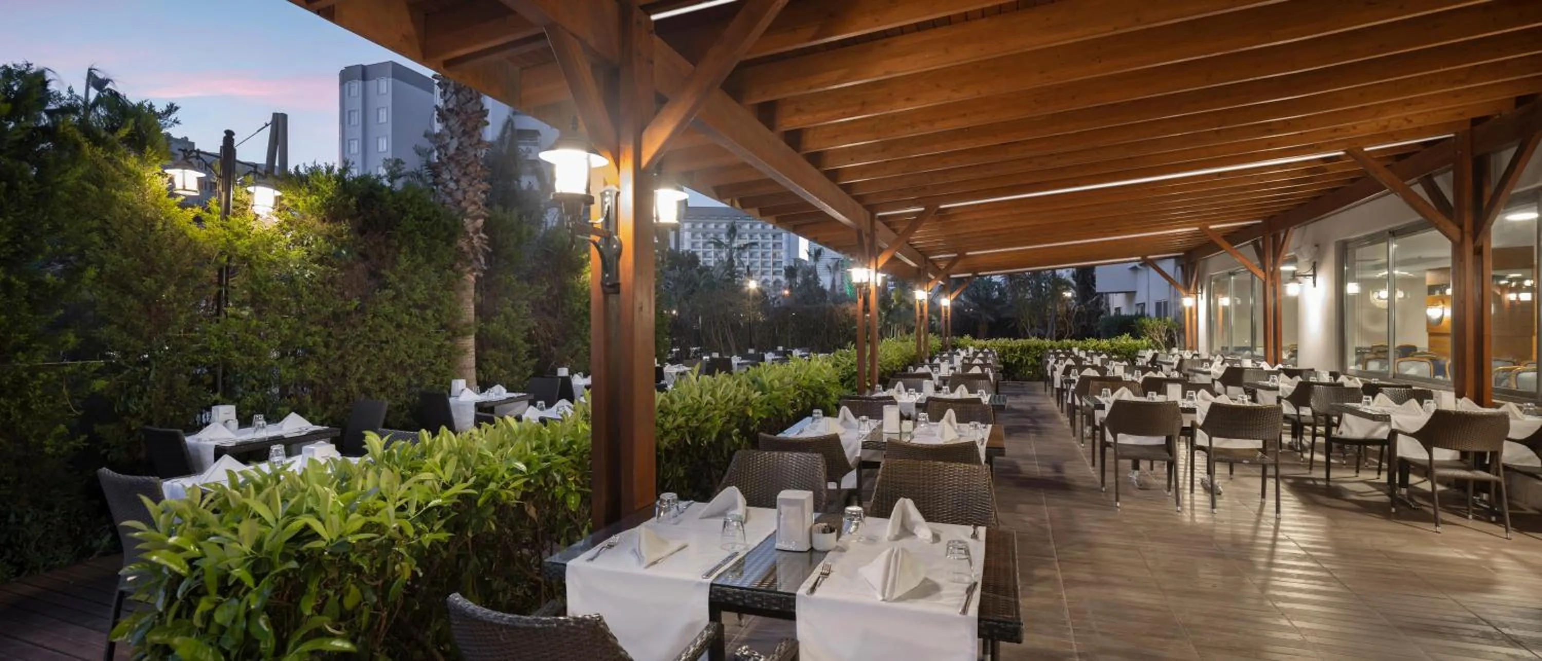 Restaurant/places to eat in Wyndham Garden Lara