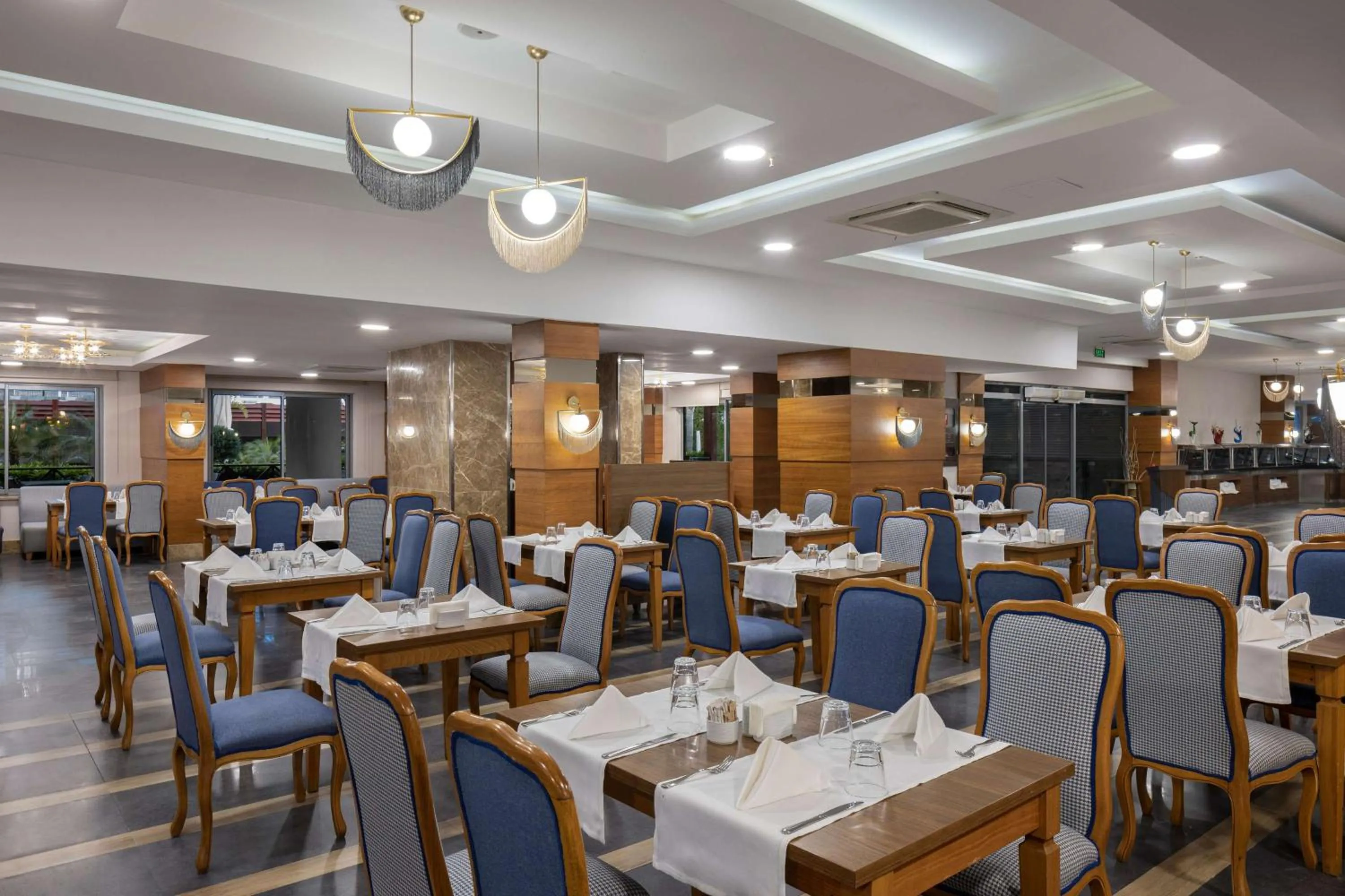 Restaurant/places to eat in Wyndham Garden Lara