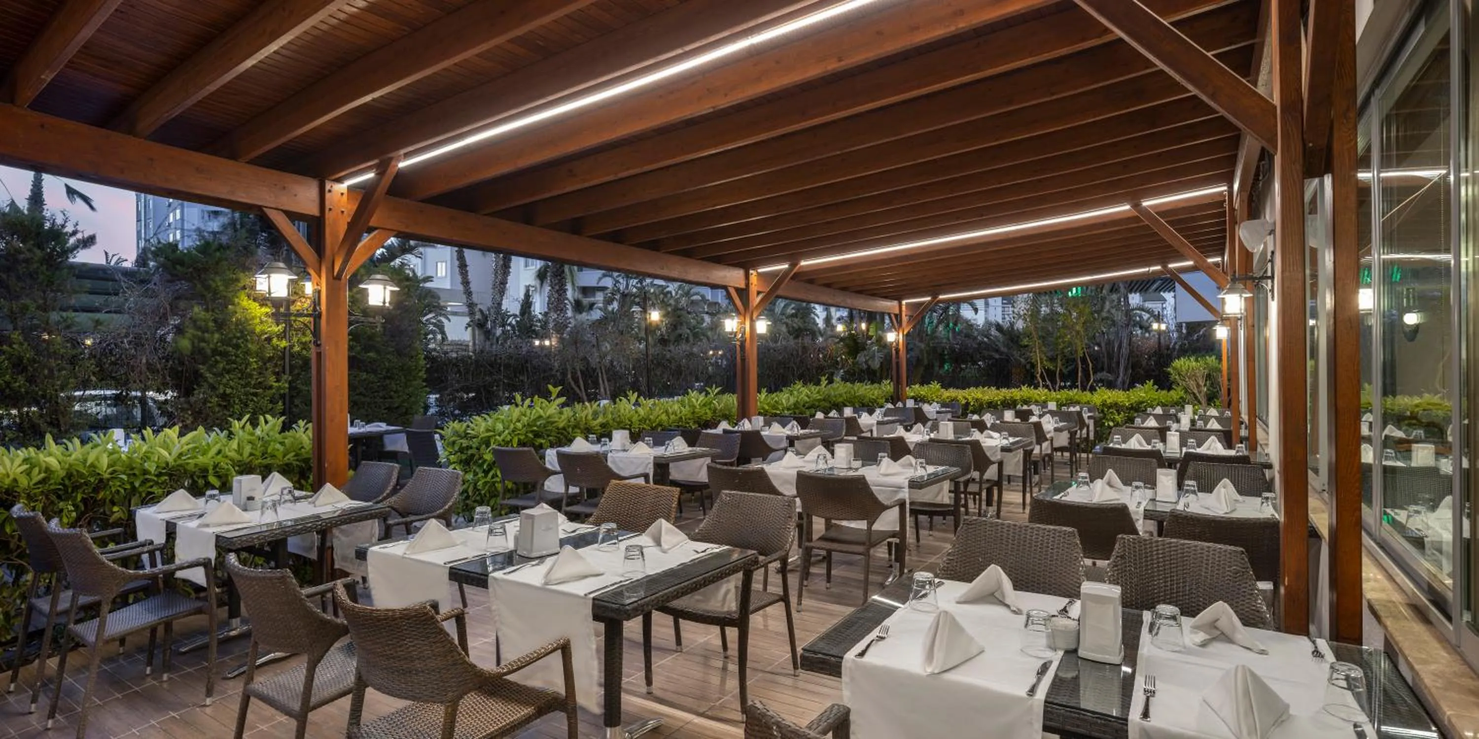 Restaurant/places to eat in Wyndham Garden Lara