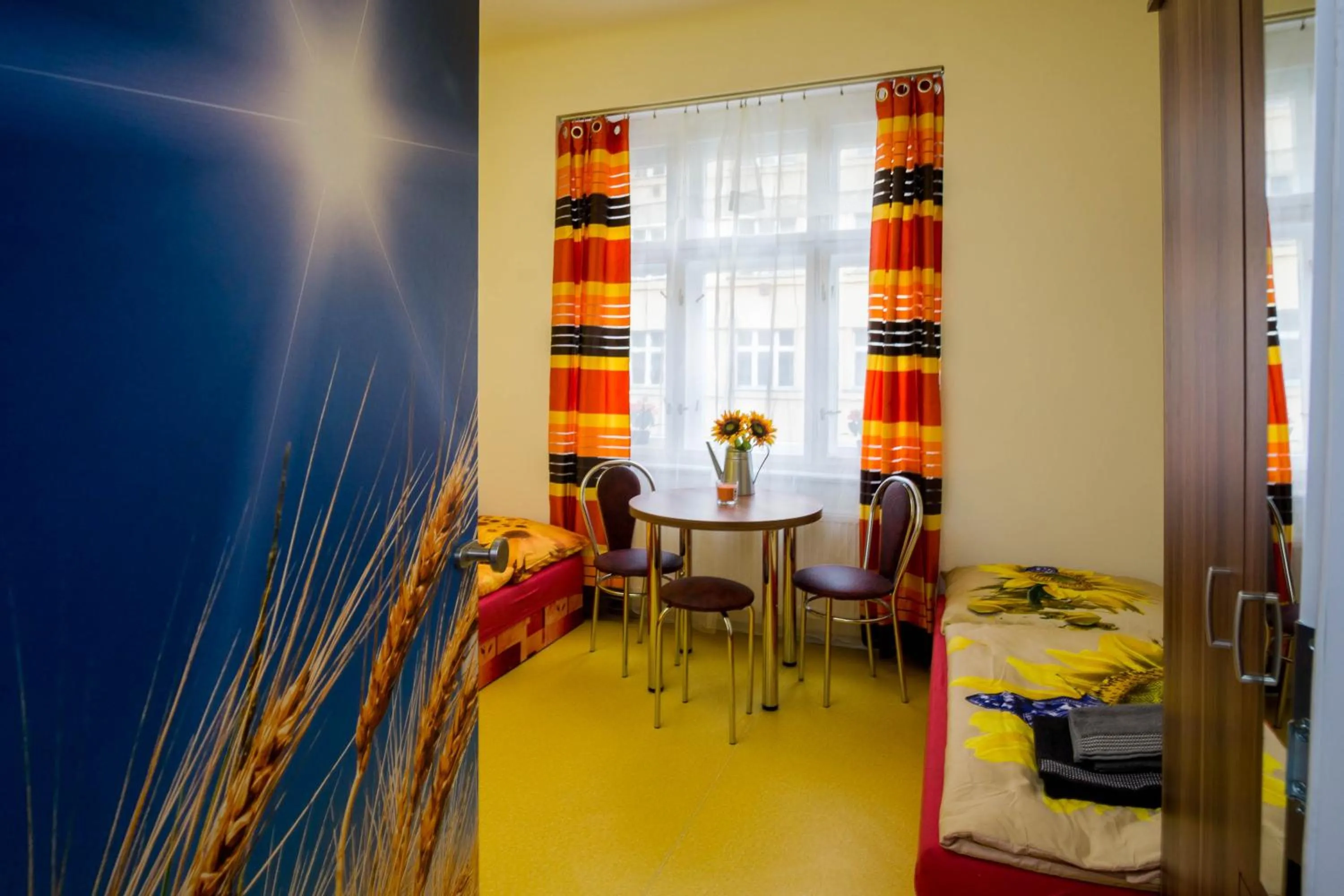 Dining area in Apartment Four Year Seasons - WALKABLE TO CENTRE, METRO AND RIVERSIDE