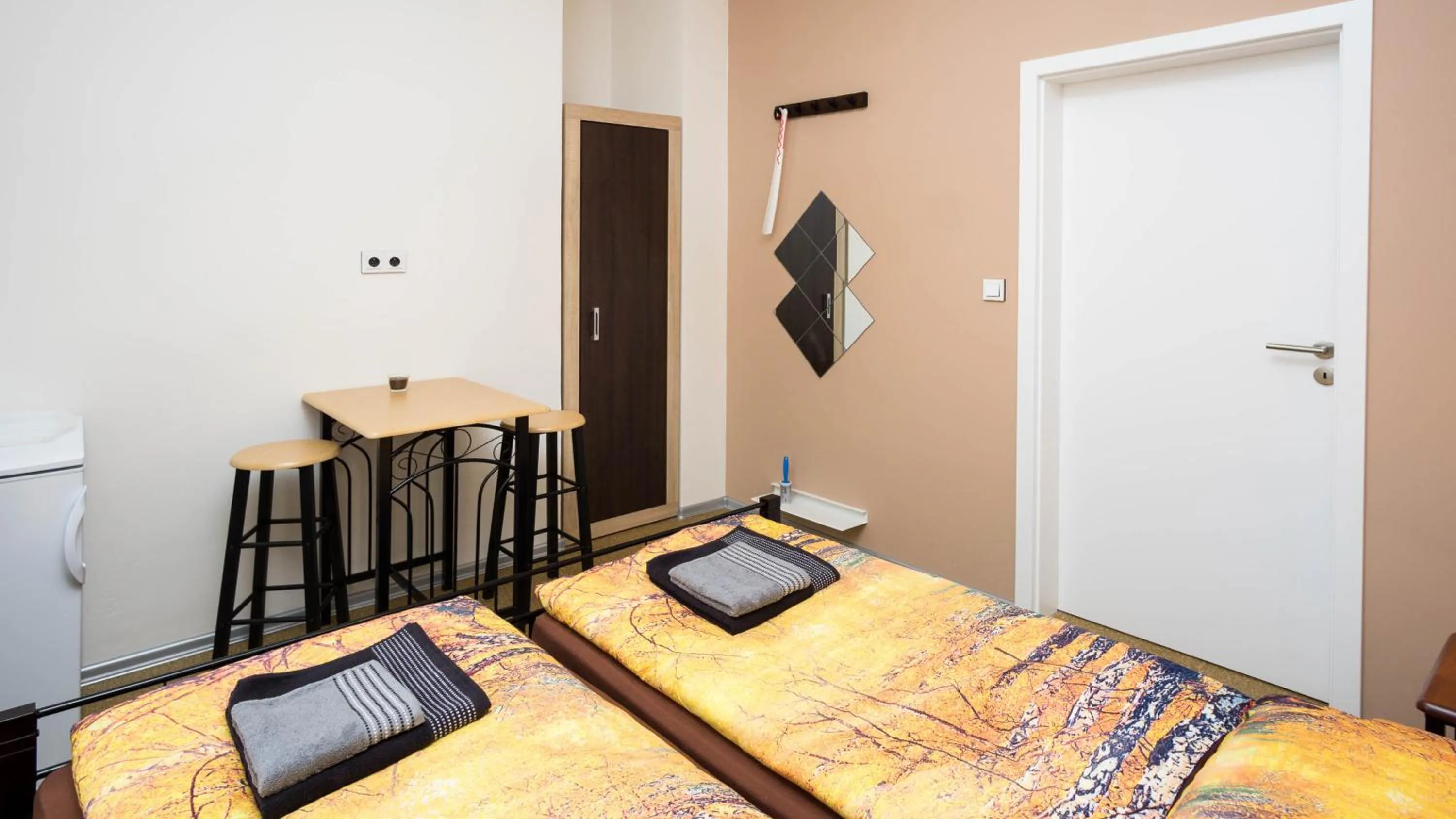 Photo of the whole room, Bed in Apartment Four Year Seasons - WALKABLE TO CENTRE, METRO AND RIVERSIDE
