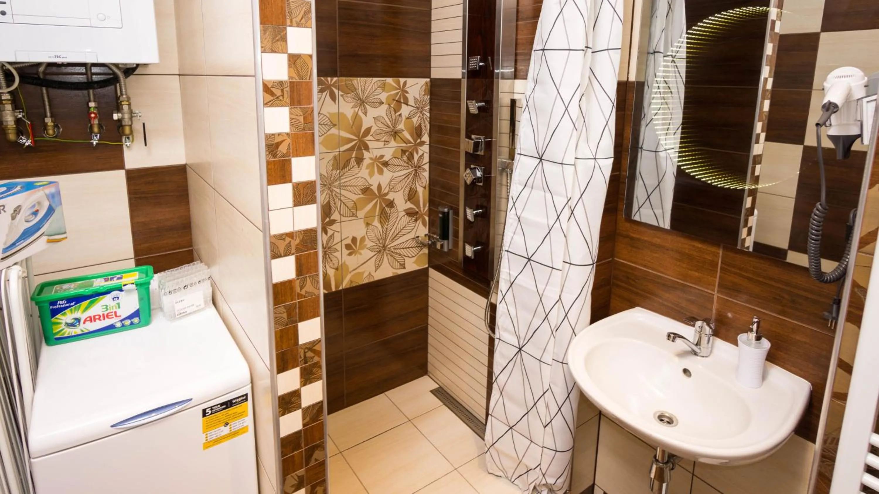 Shower in Apartment Four Year Seasons - WALKABLE TO CENTRE, METRO AND RIVERSIDE