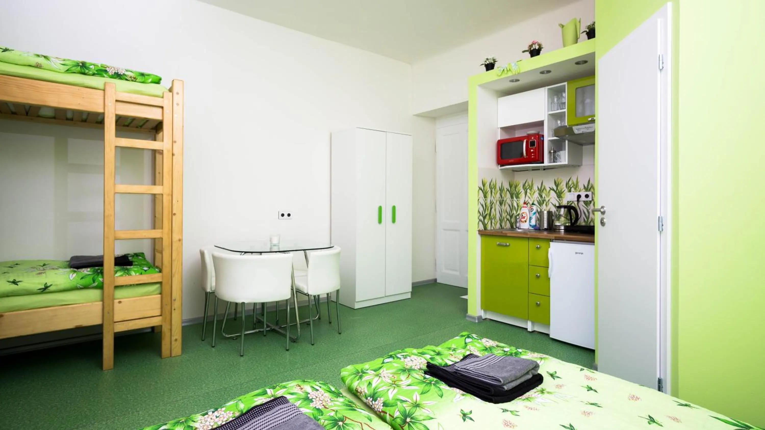 Kitchen or kitchenette, Bed in Apartment Four Year Seasons - WALKABLE TO CENTRE, METRO AND RIVERSIDE