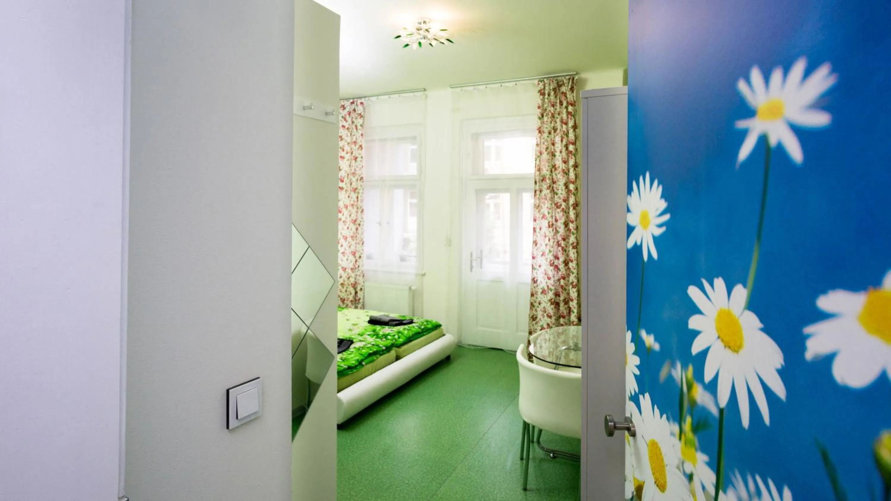 Apartment with Balcony in Apartment Four Year Seasons - WALKABLE TO CENTRE, METRO AND RIVERSIDE