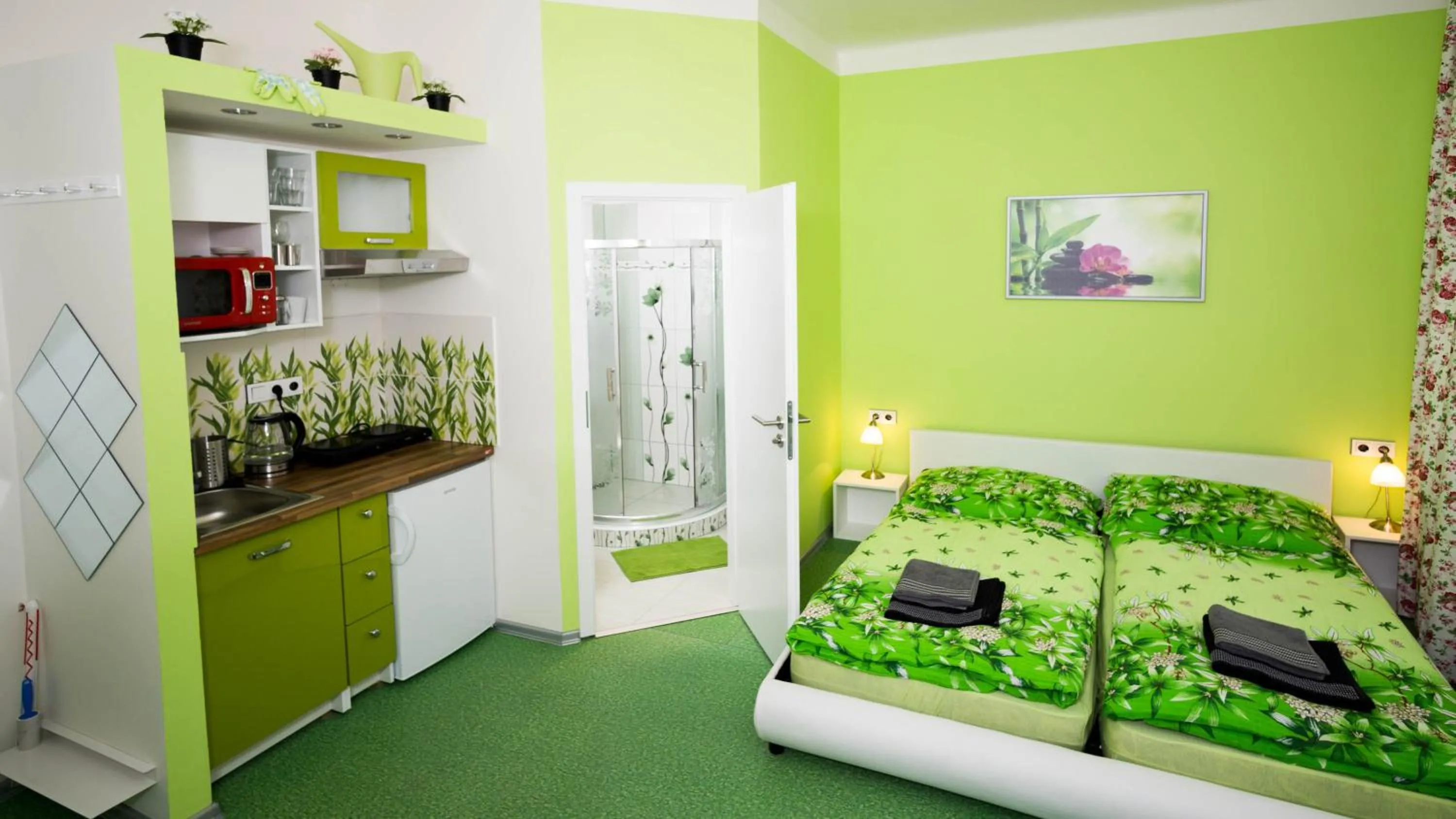 Kitchen or kitchenette, Bed in Apartment Four Year Seasons - WALKABLE TO CENTRE, METRO AND RIVERSIDE