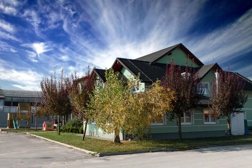 Property building in Rooms En Krajcar