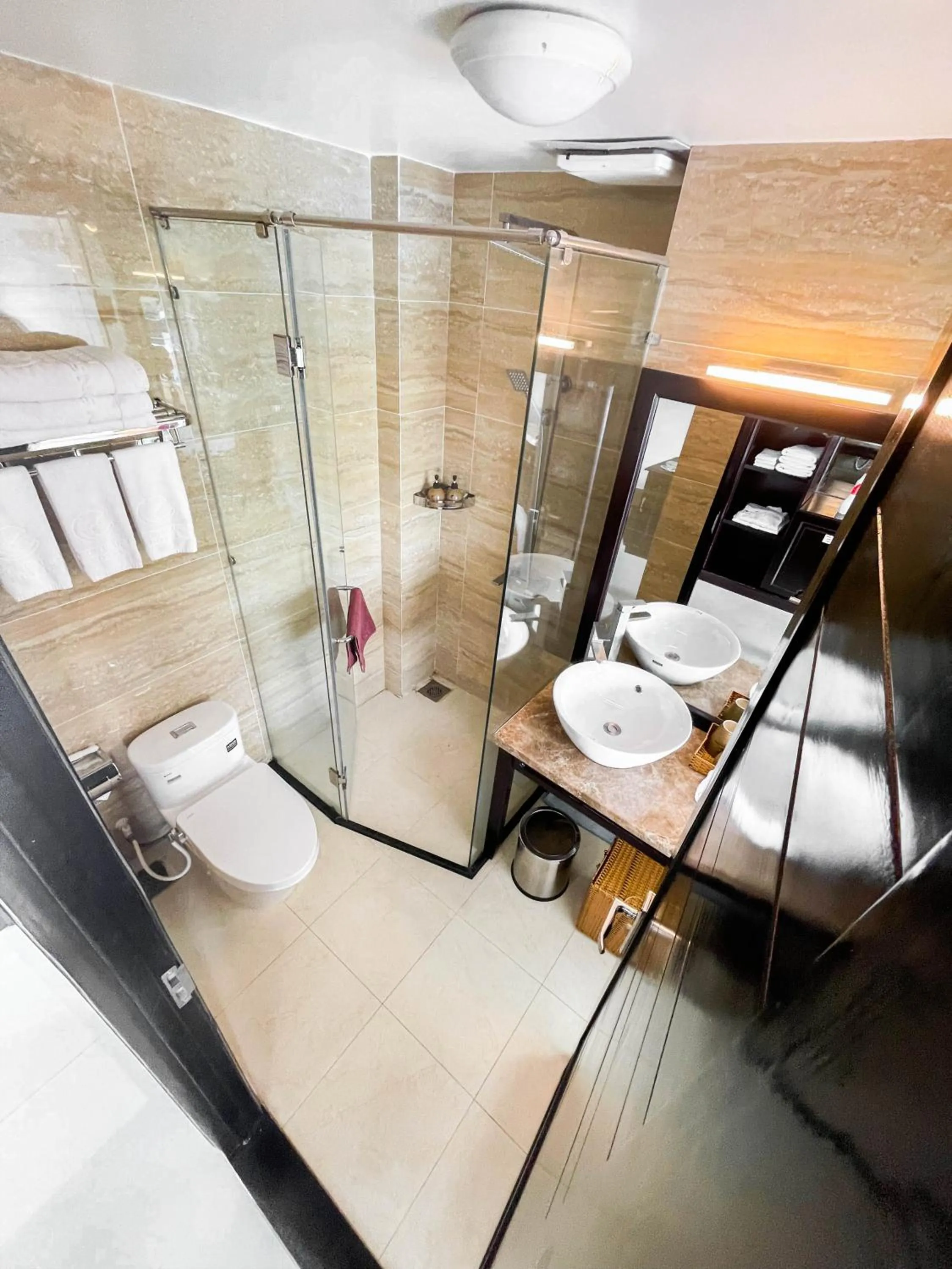 Bathroom, Bed in Con Son Blue Sea Hotel