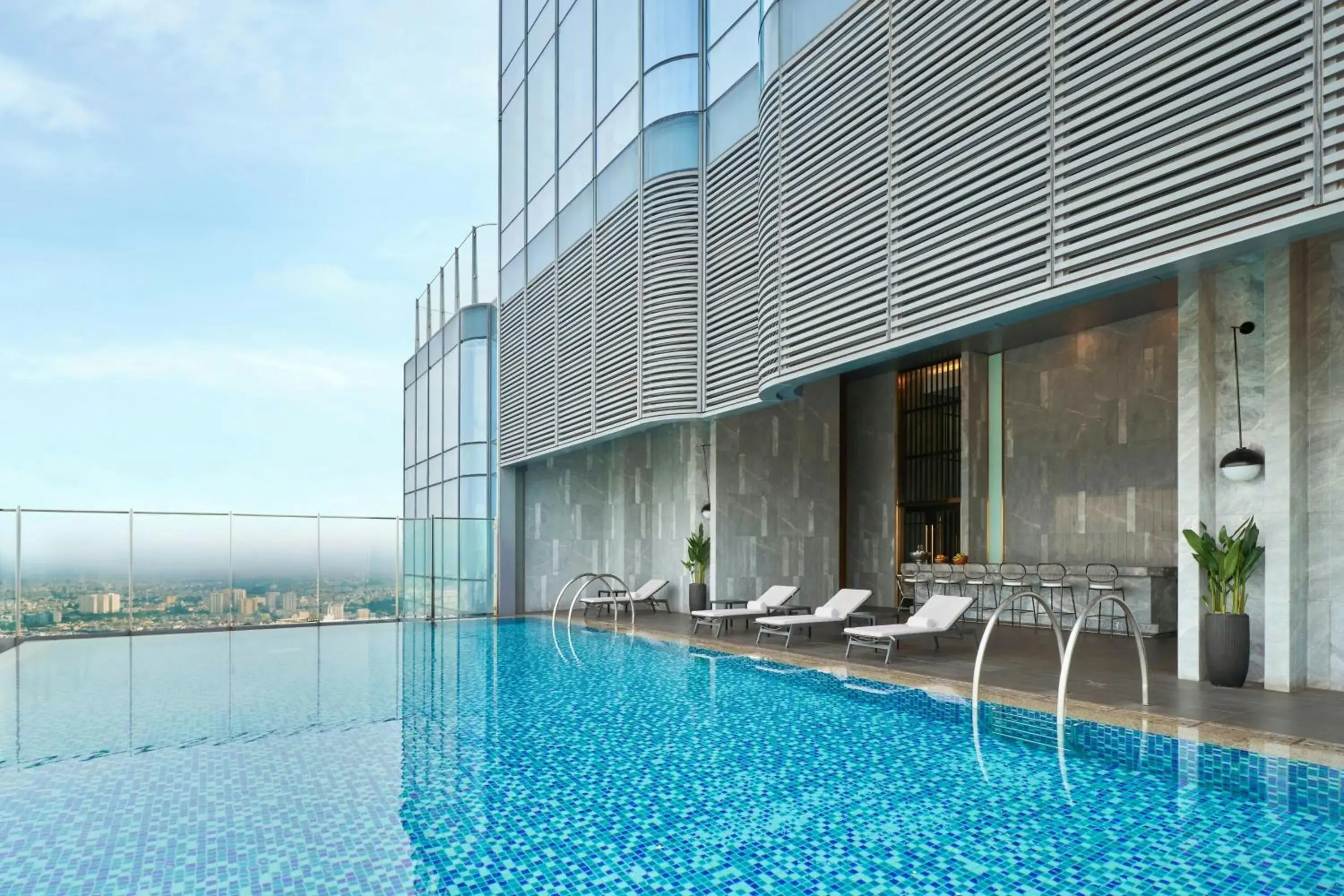 Swimming pool in Vinpearl Landmark 81, Autograph Collection Swimming pool in Vinpearl Landmark 81, Autograph Collection