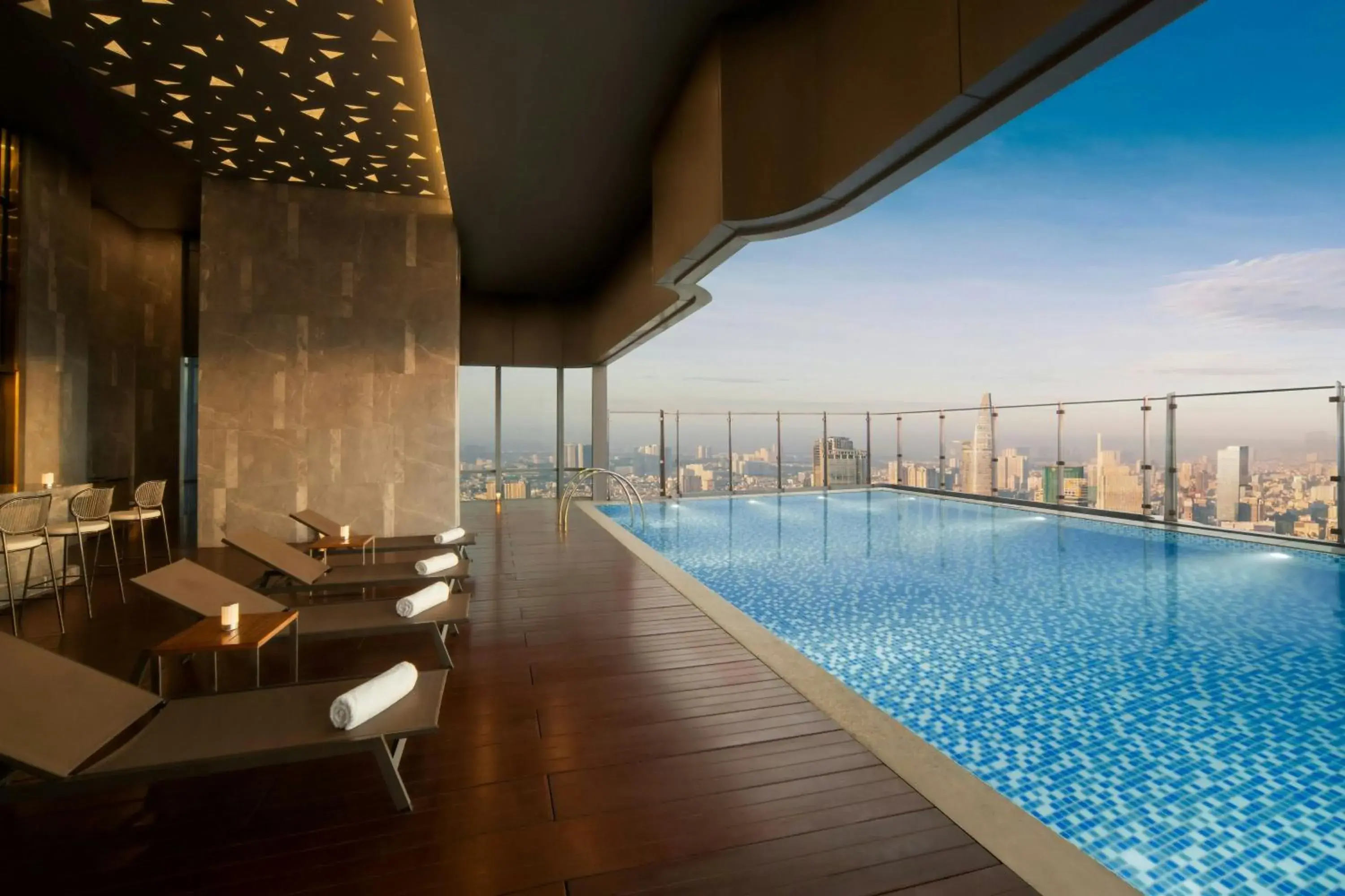 Swimming pool in Vinpearl Landmark 81, Autograph Collection Swimming pool in Vinpearl Landmark 81, Autograph Collection