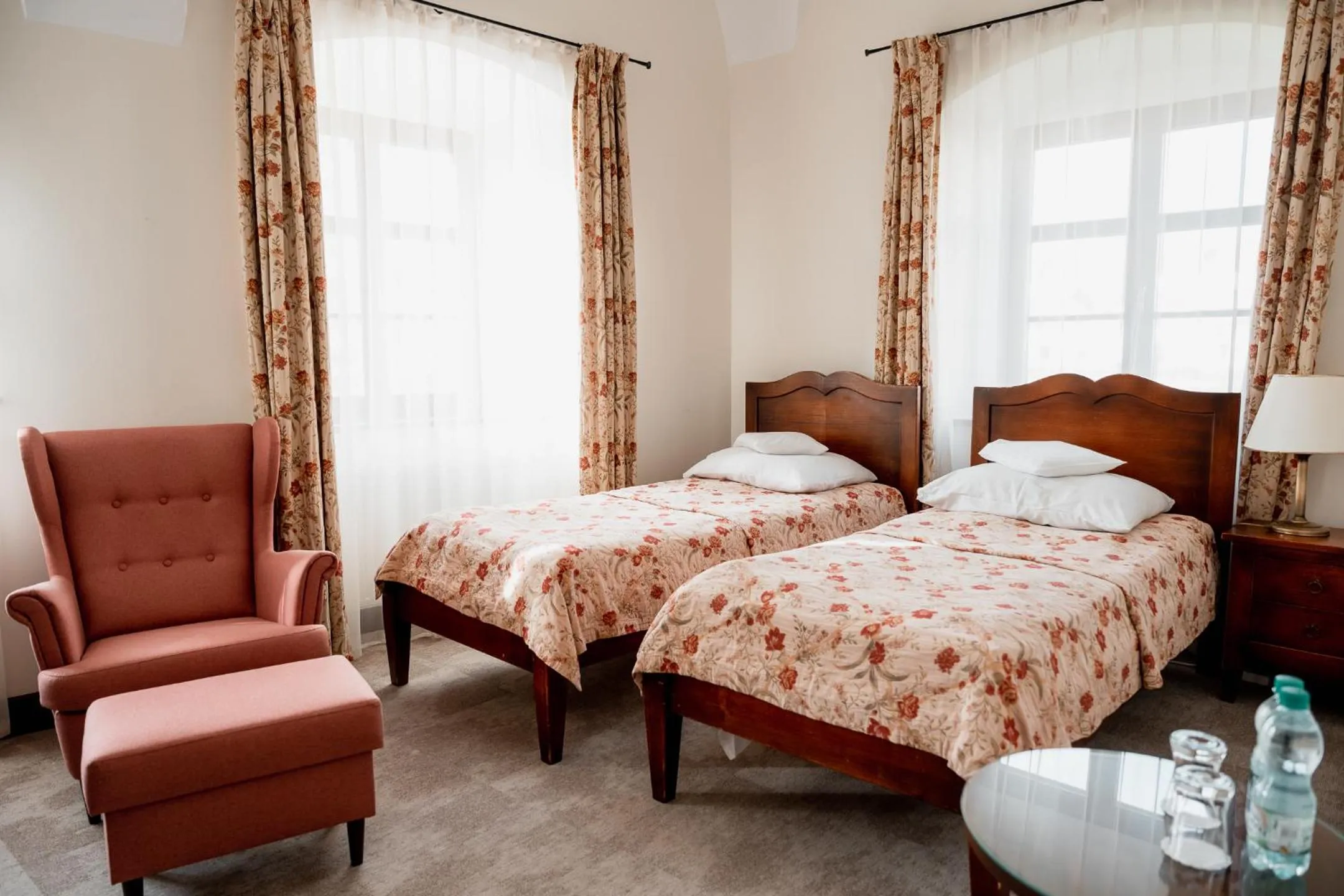 Photo of the whole room, Bed in Pałac Wojanów