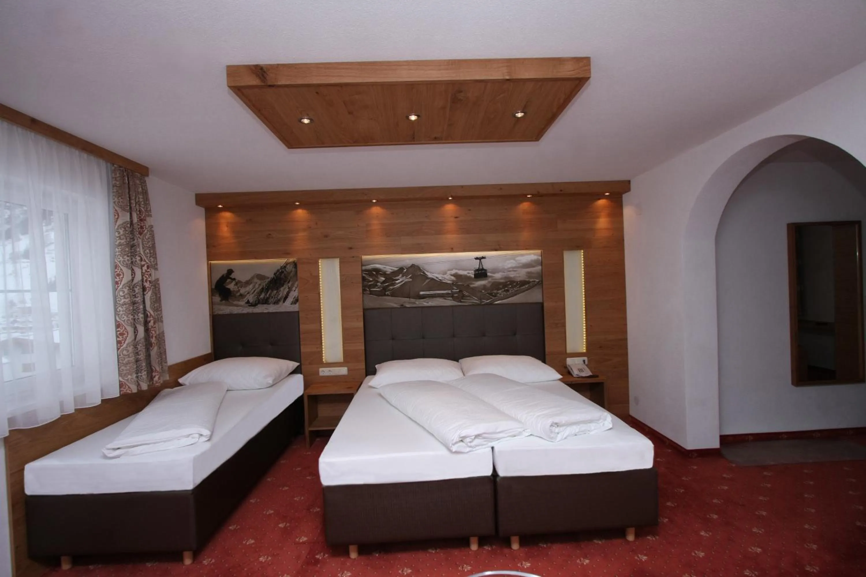Photo of the whole room, Bed in Hotel Garni Corinna