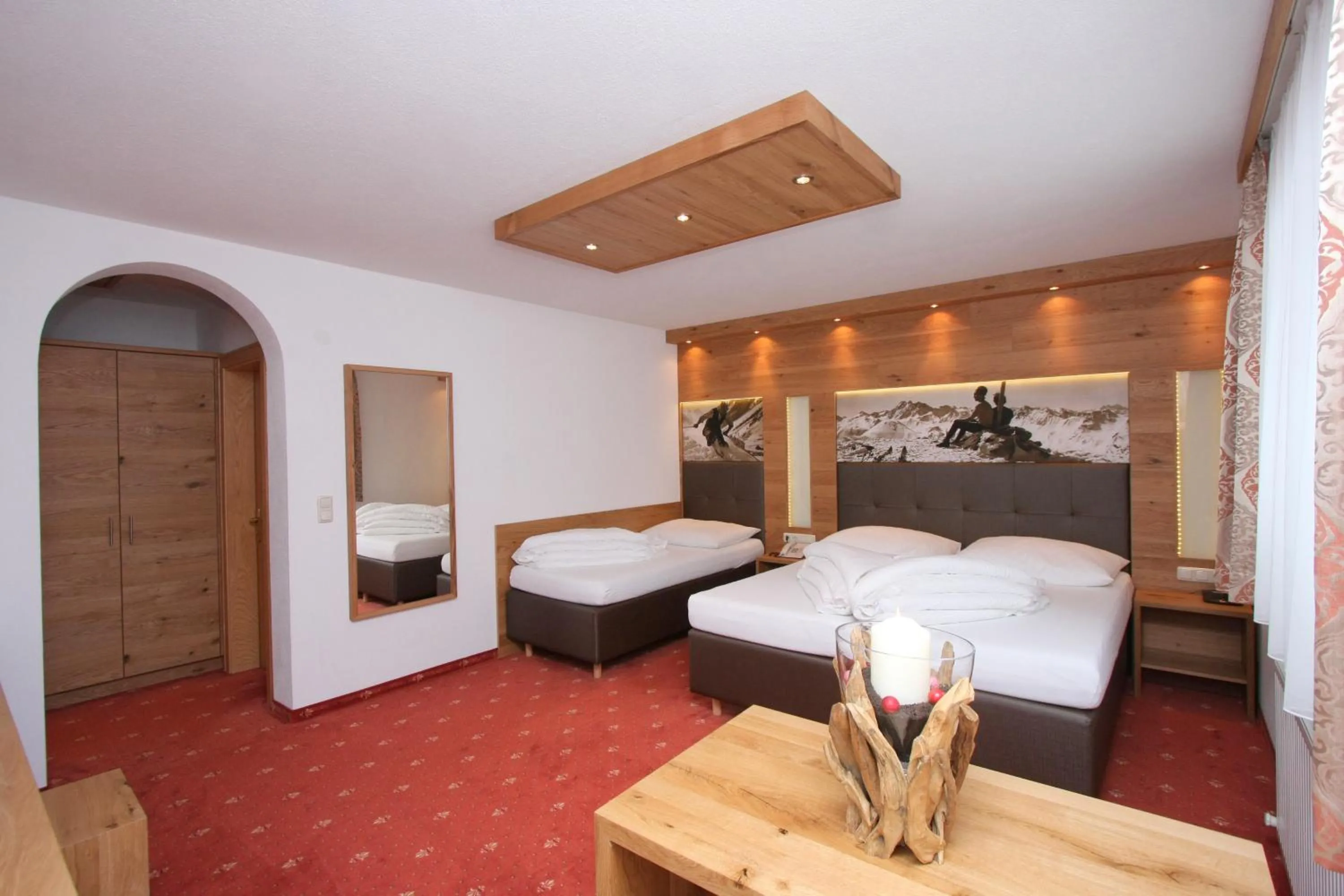 Photo of the whole room, Bed in Hotel Garni Corinna