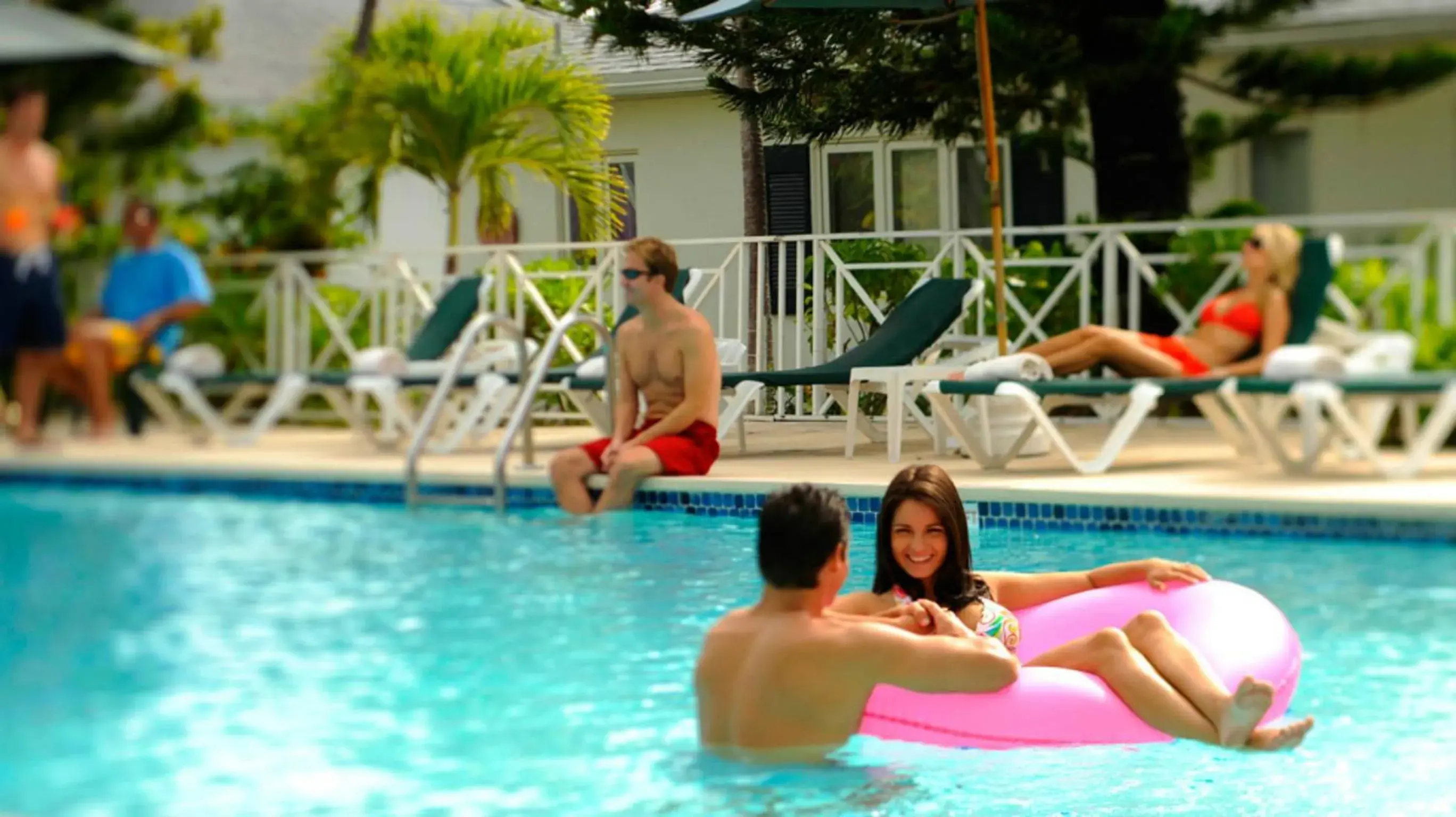 Swimming pool in Bay View Suites Paradise Island Swimming pool in Bay View Suites Paradise Island