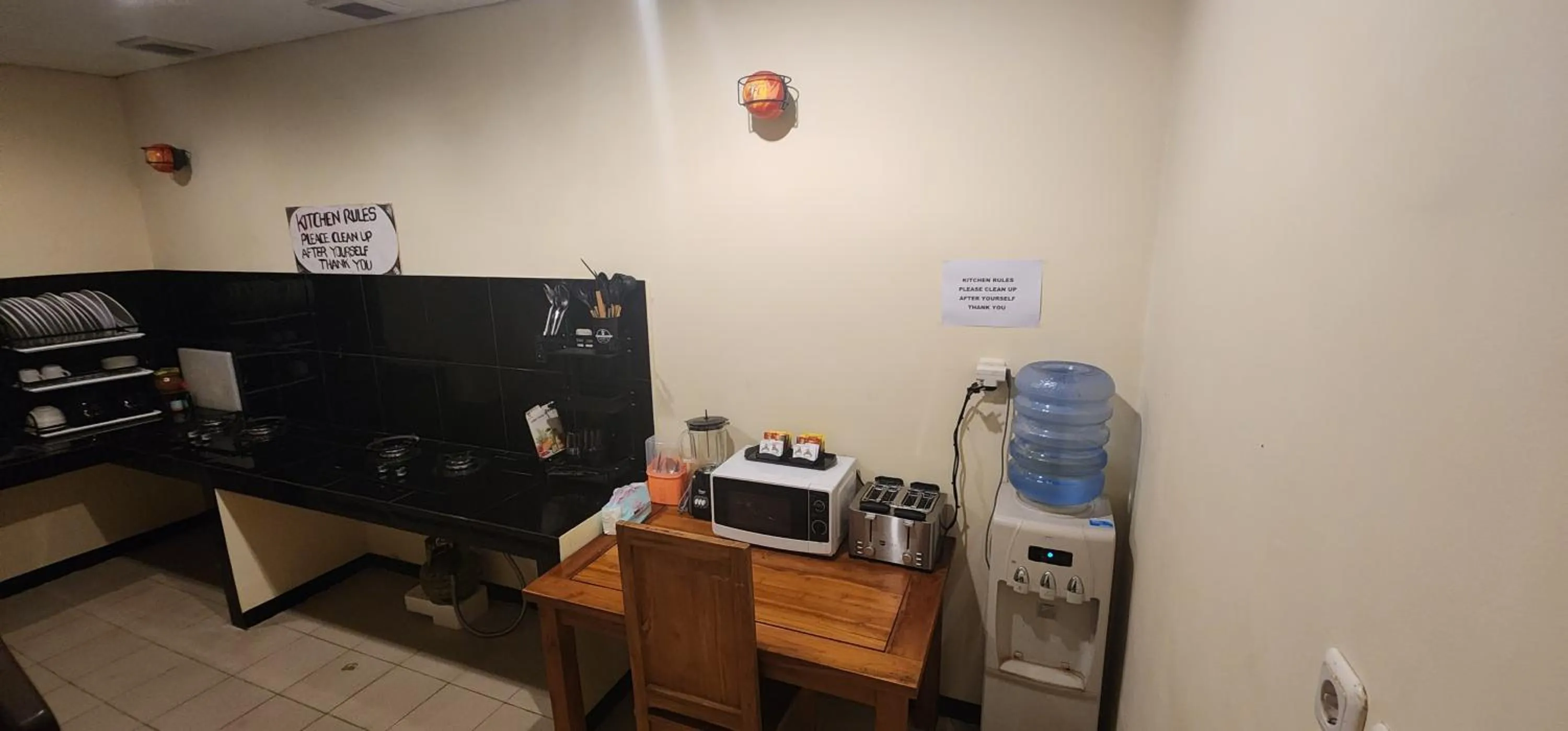 Communal kitchen in Caroline Guest House