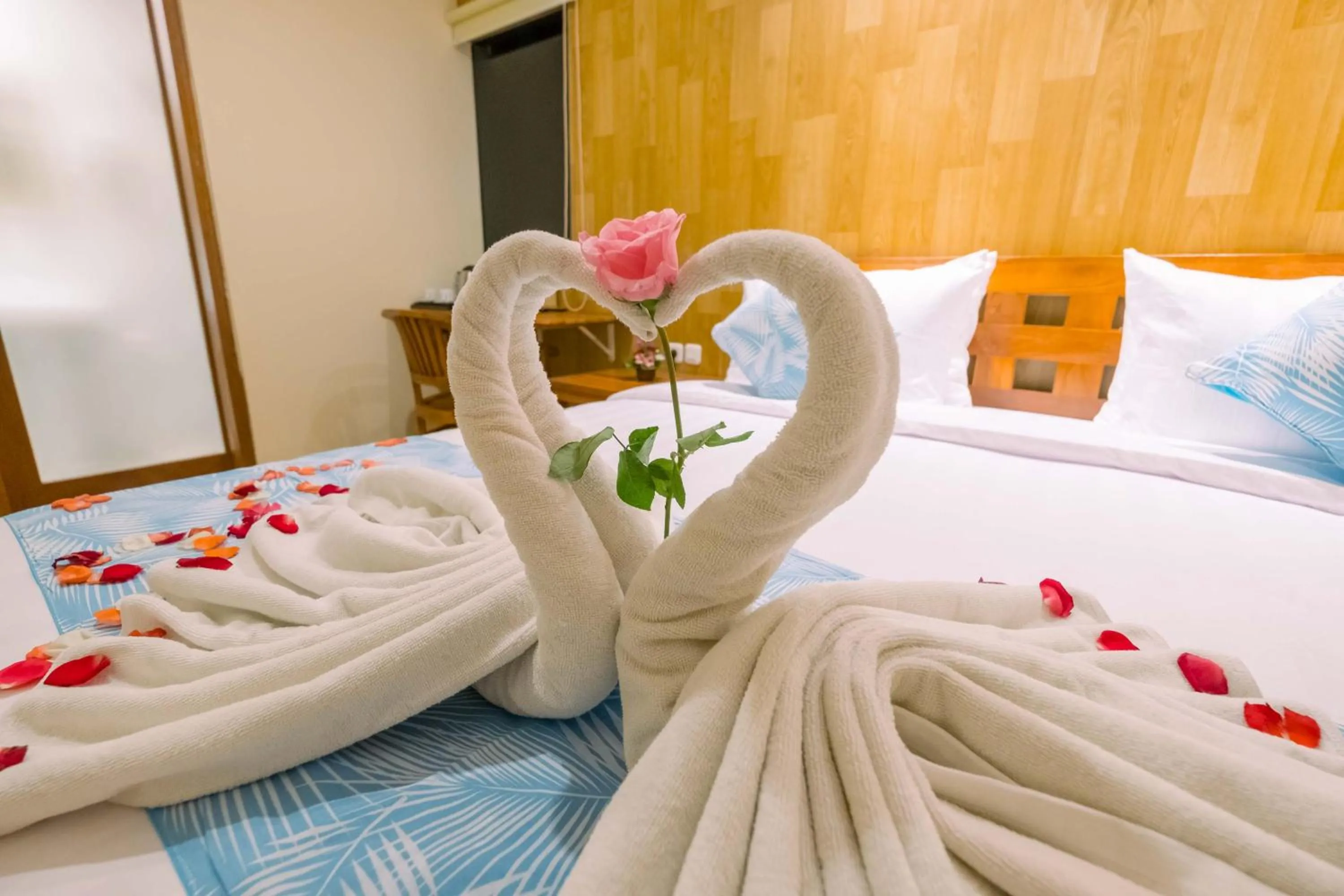 Shower, Bed in Caroline Guest House