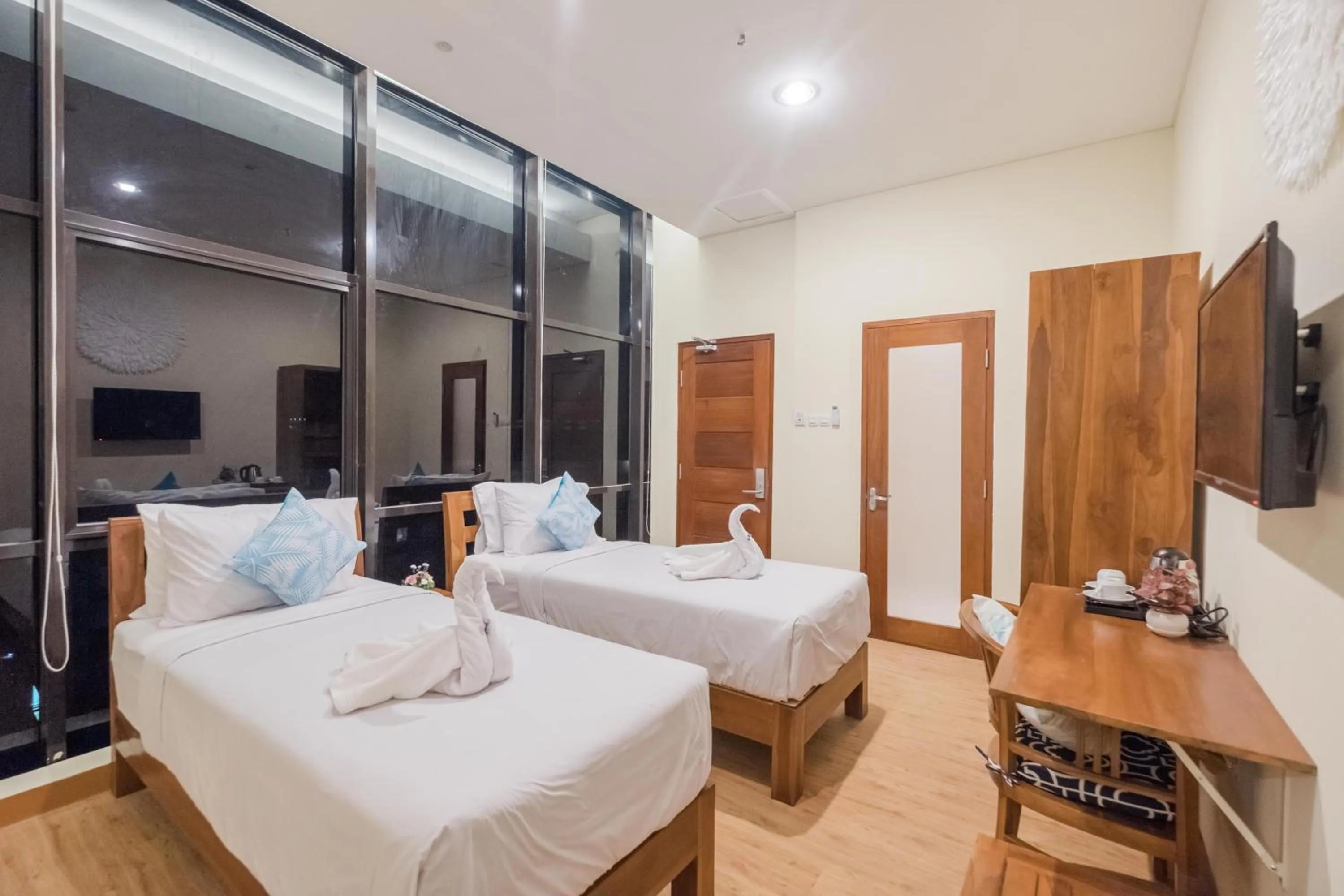 Shower, Bed in Caroline Guest House