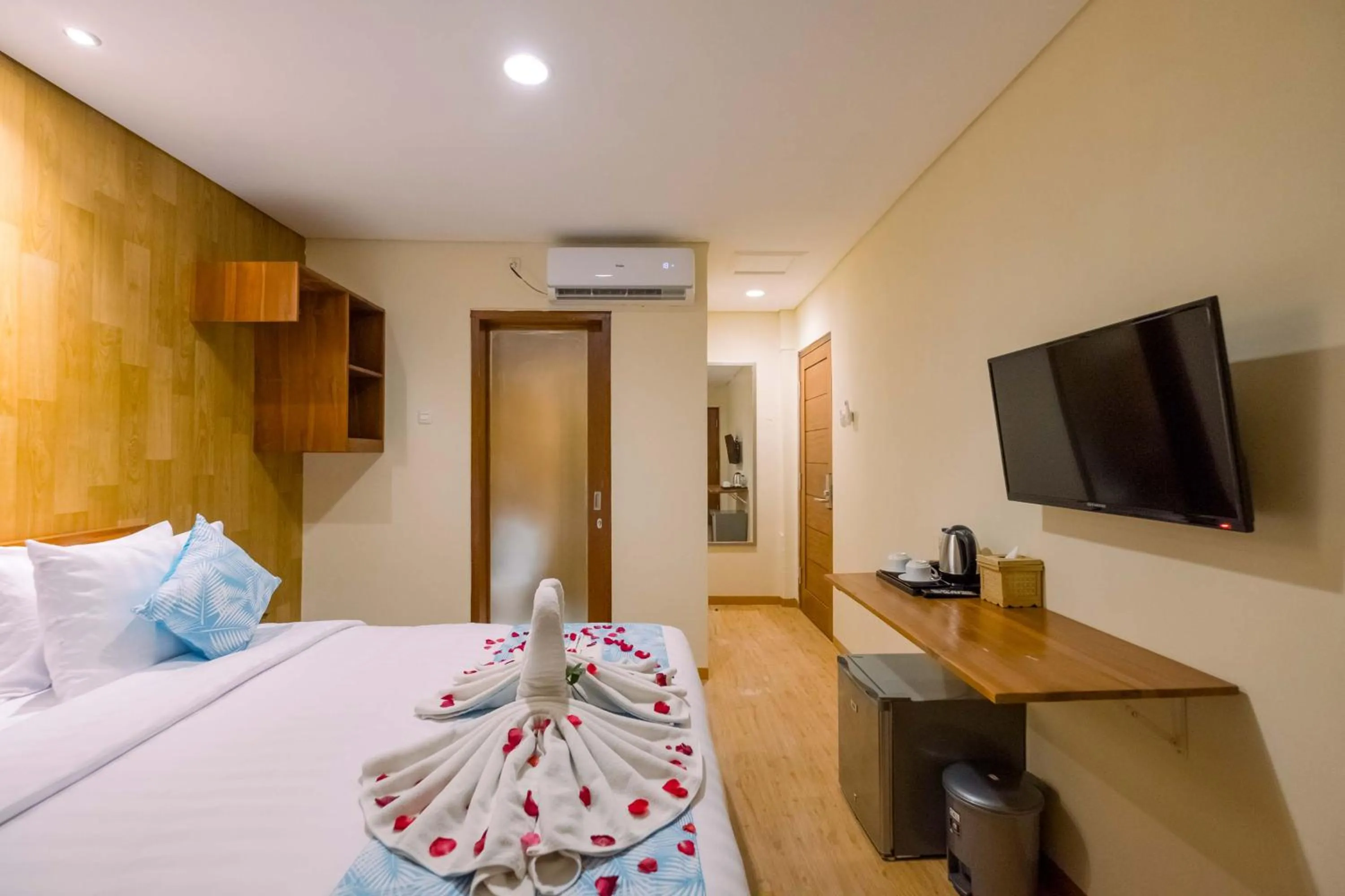 Shower, Bed in Caroline Guest House