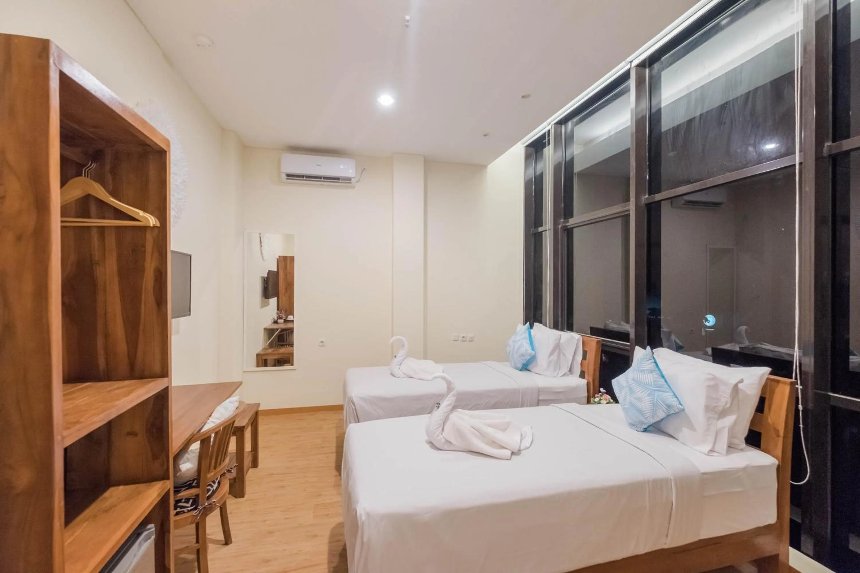 Shower, Bed in Caroline Guest House