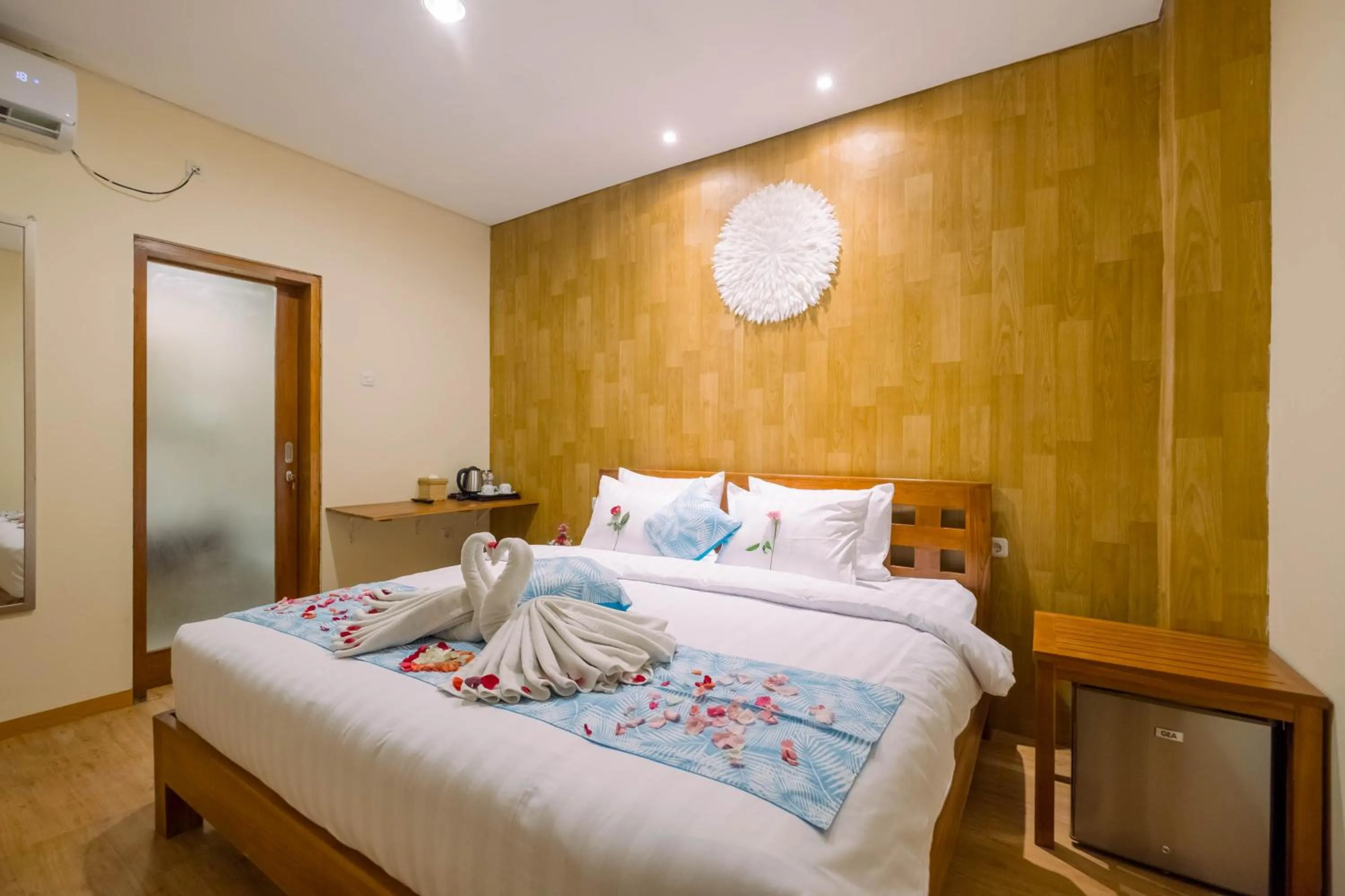 Shower, Bed in Caroline Guest House