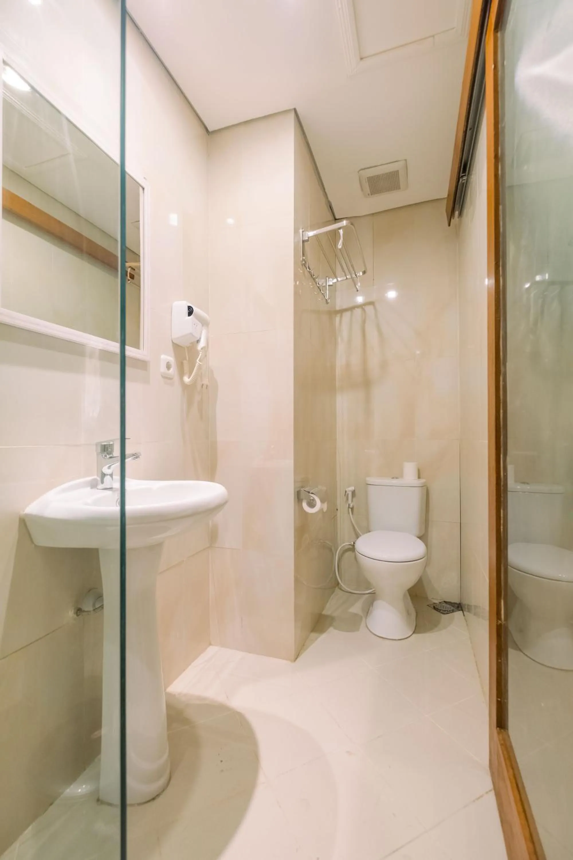 Shower in Caroline Guest House