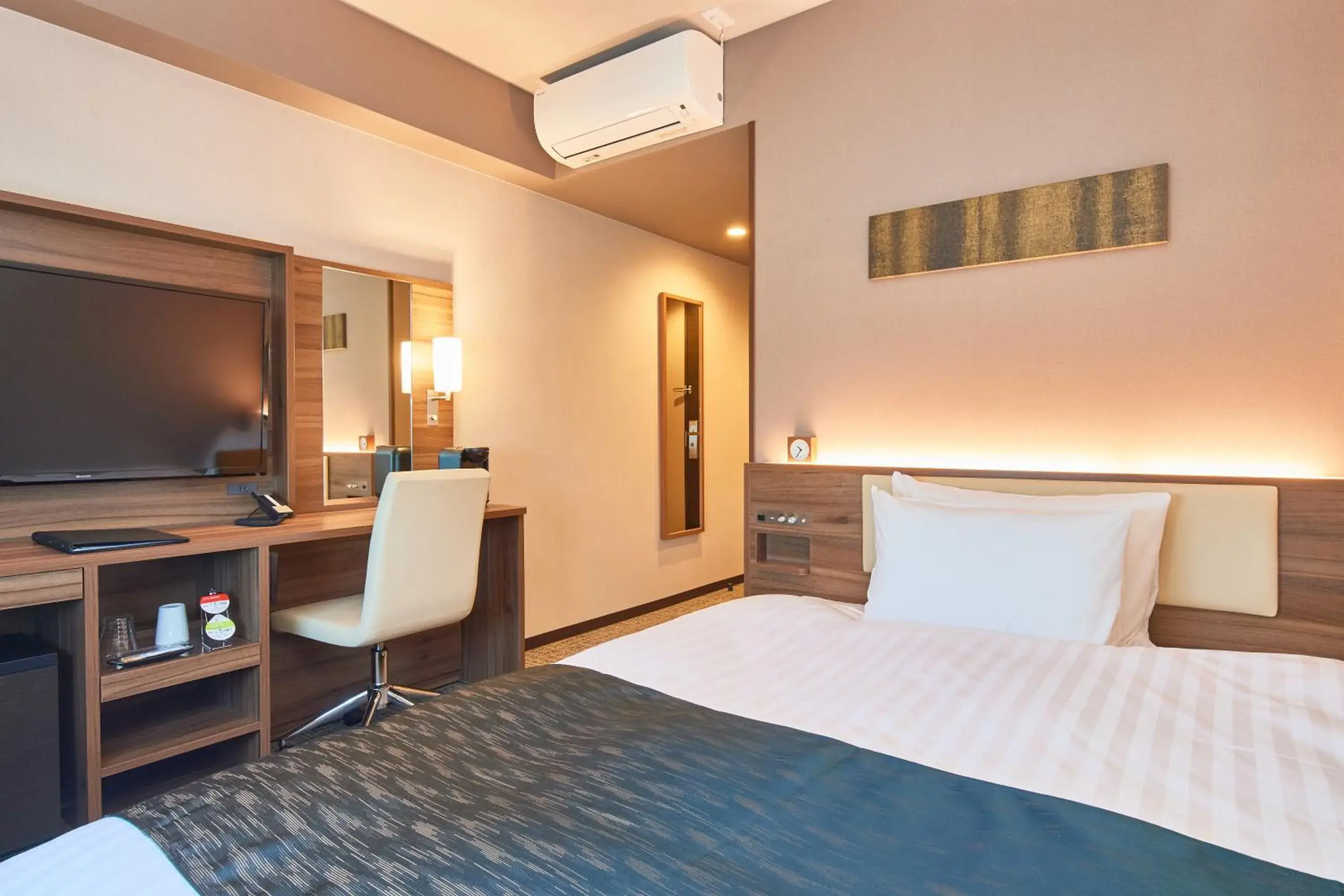 Photo of the whole room, Bed in &and COMFY HOTEL Kumamoto Jo View Photo of the whole room, Bed in &and COMFY HOTEL Kumamoto Jo View