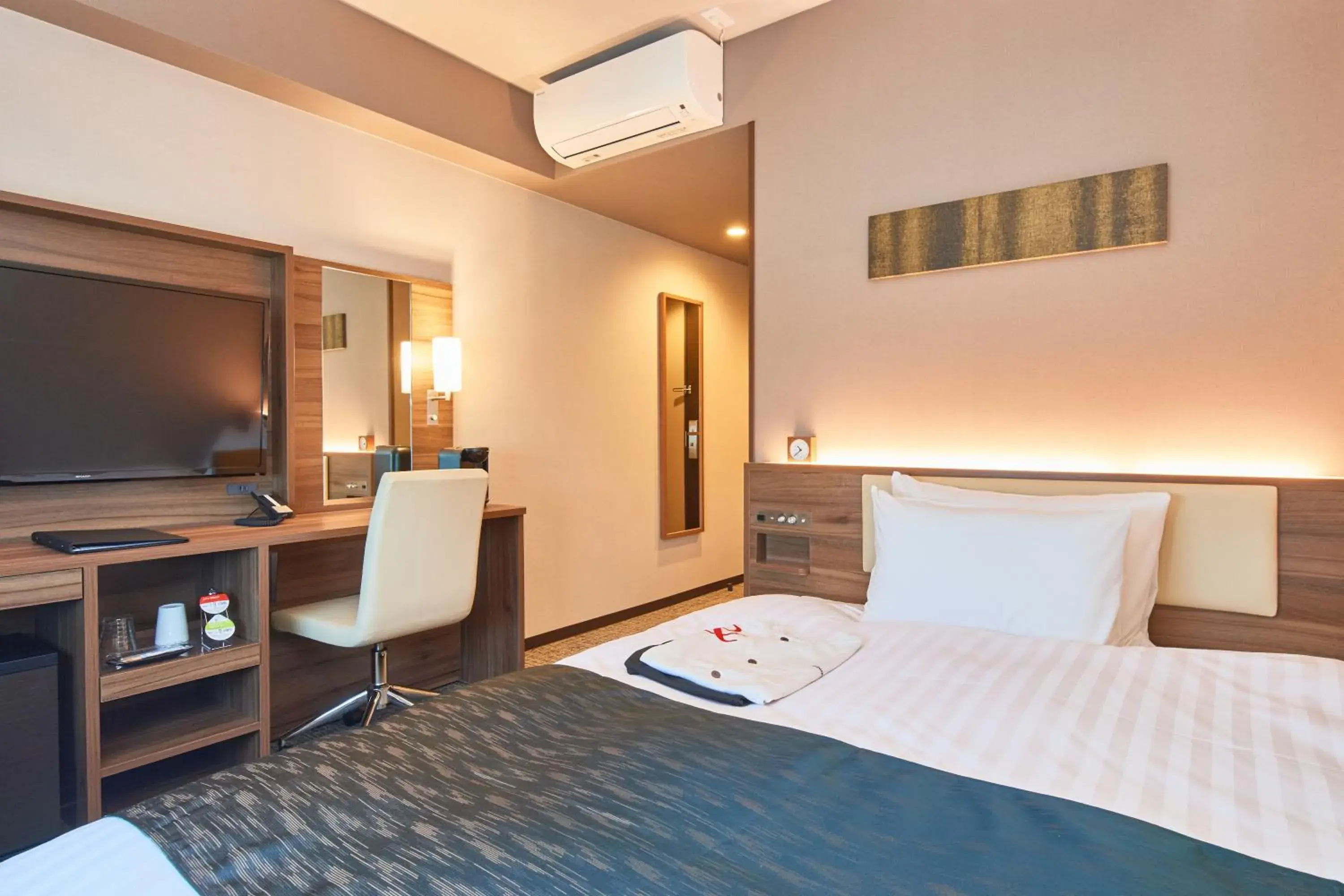 Photo of the whole room, Bed in &and COMFY HOTEL Kumamoto Jo View Photo of the whole room, Bed in &and COMFY HOTEL Kumamoto Jo View