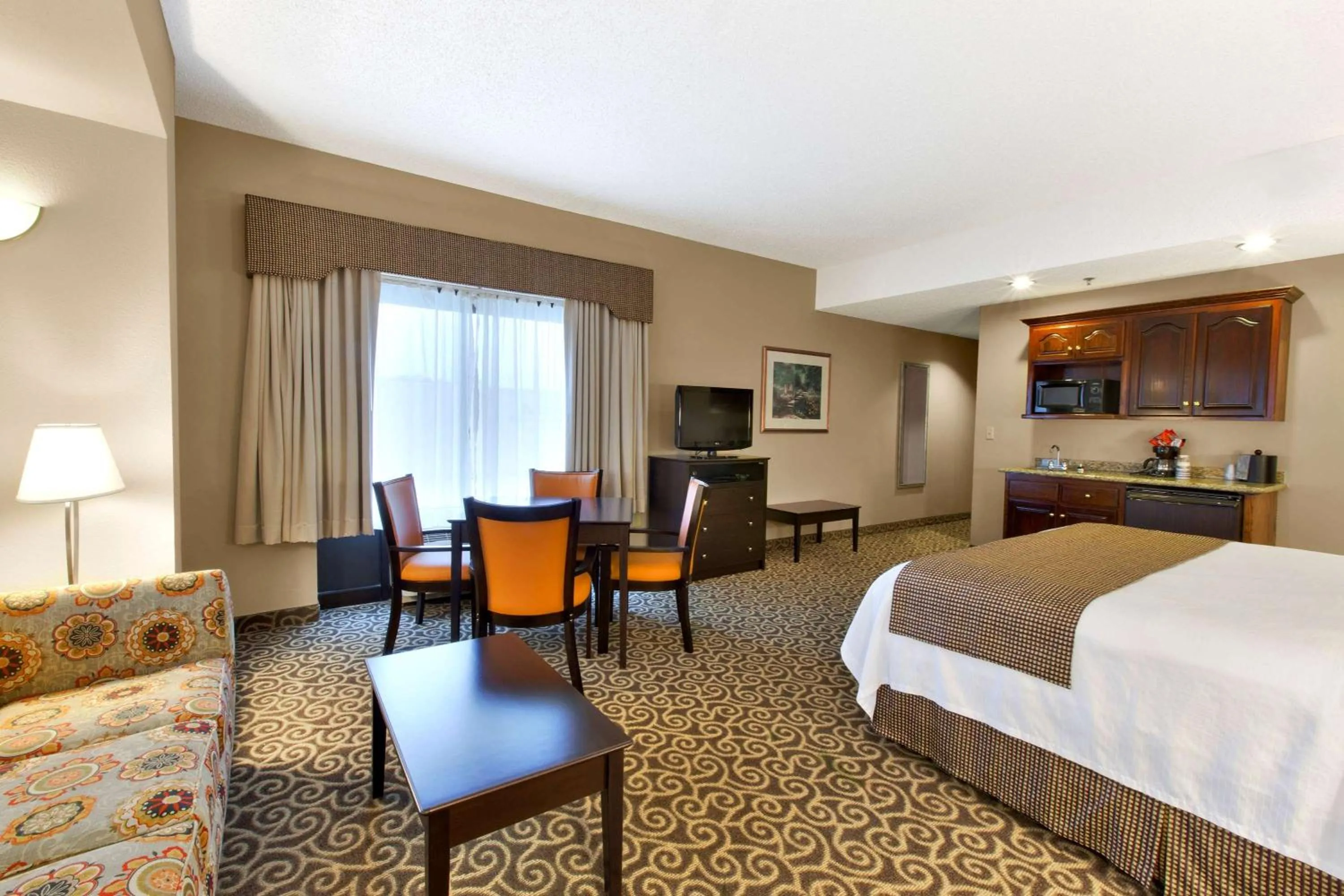 Photo of the whole room, Bed in Inn at Coushatta