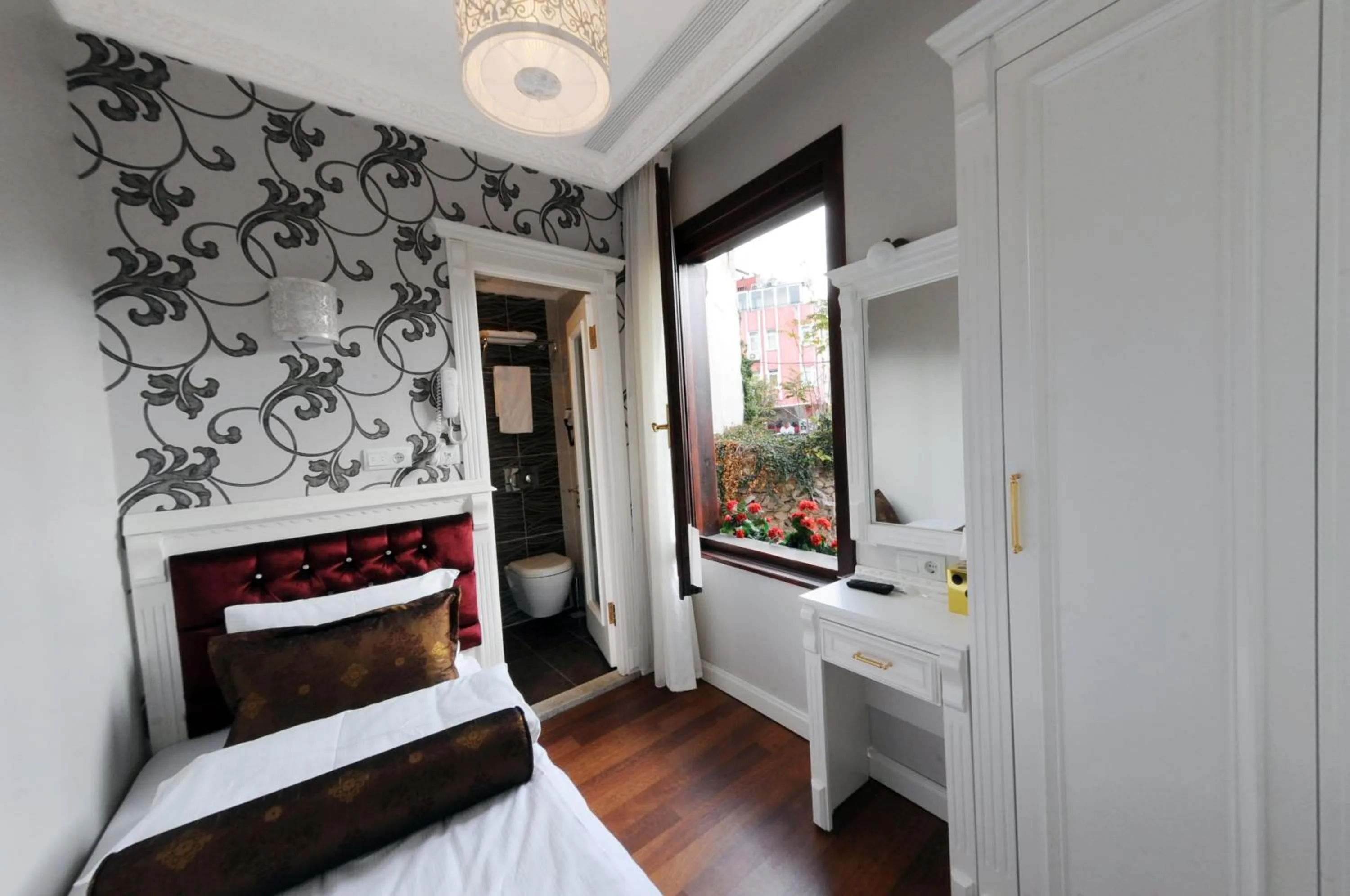 Photo of the whole room, Bed in Hotel Coliseum