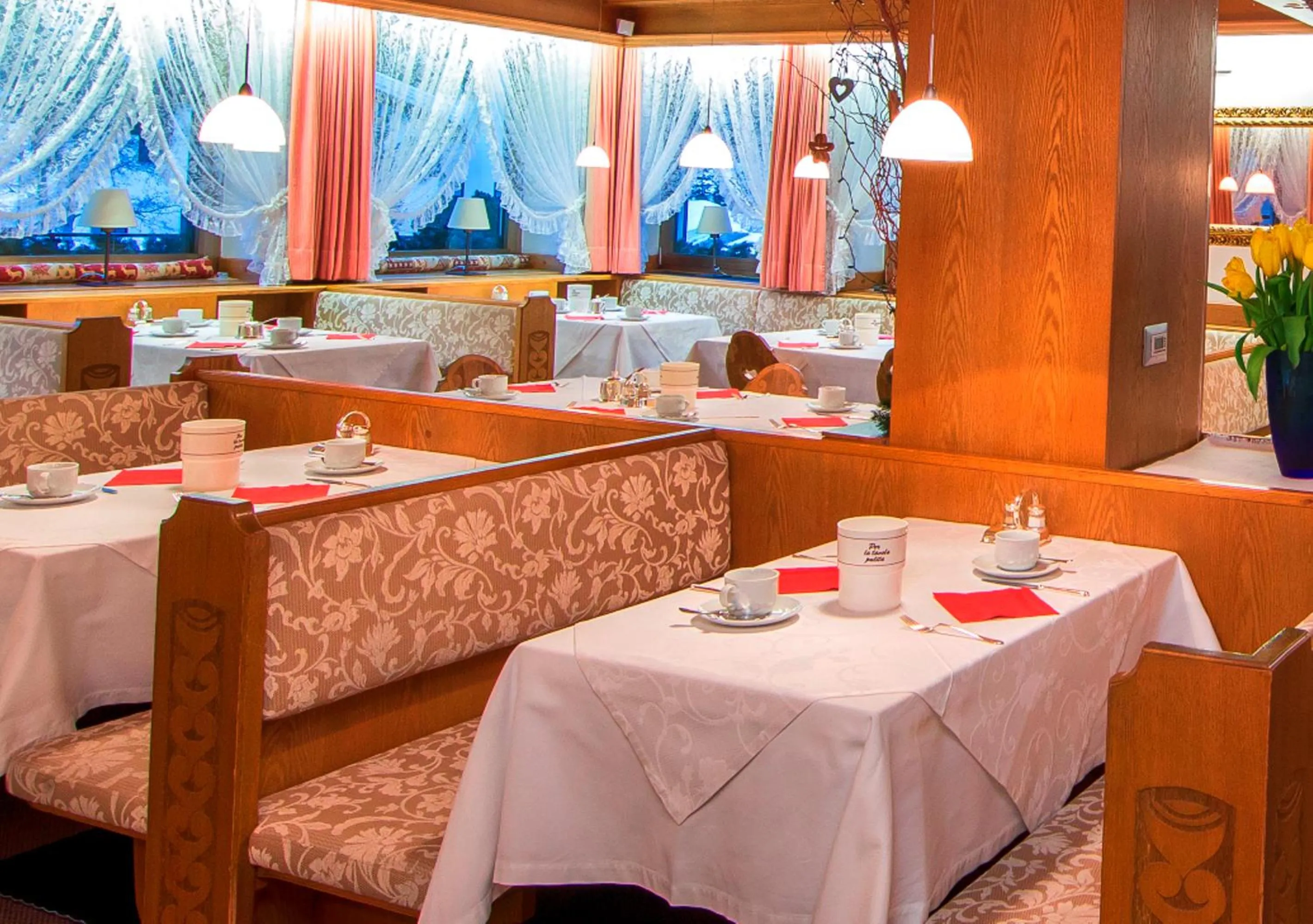 Restaurant/places to eat in Hotel Ingram