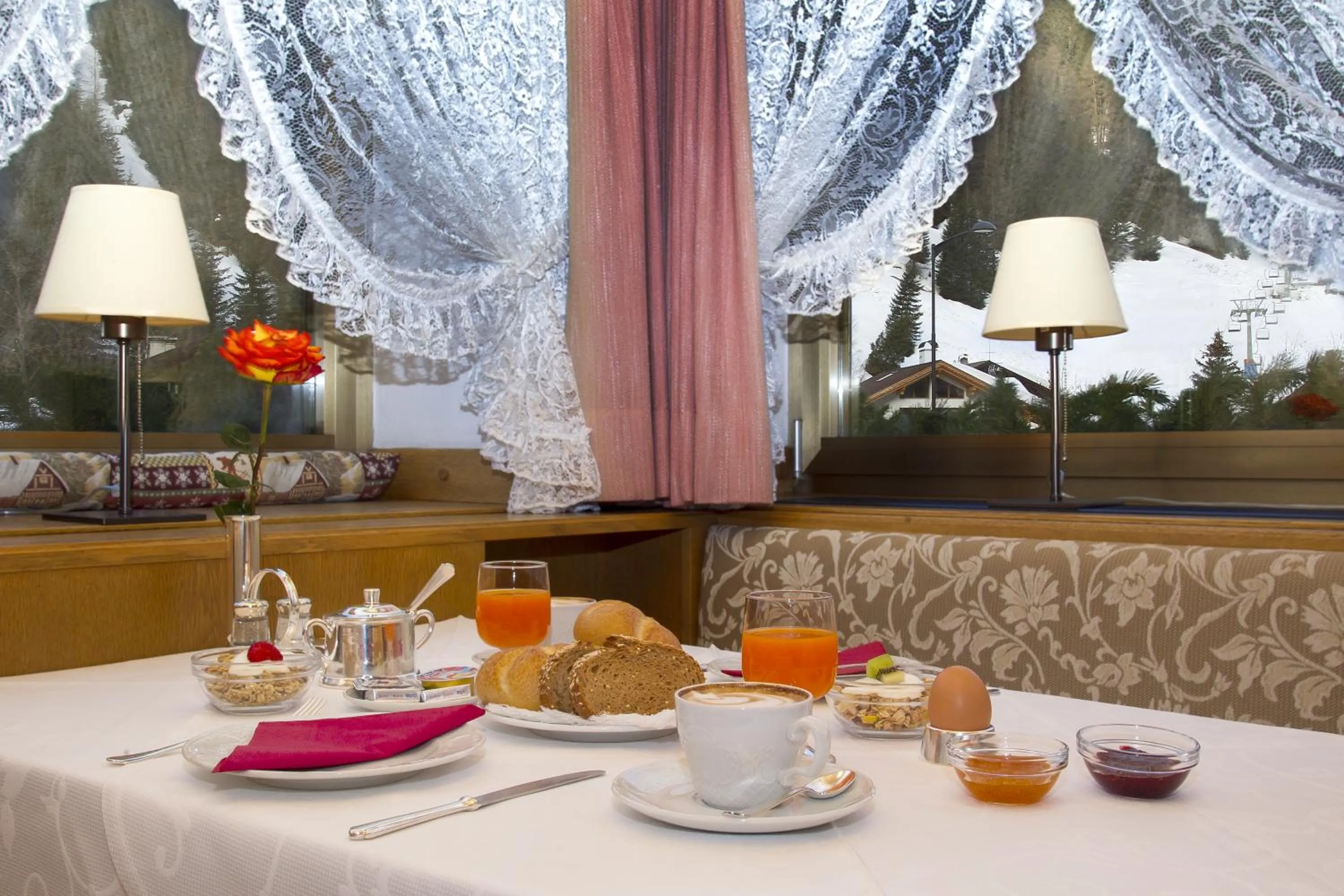 Restaurant/places to eat in Hotel Ingram