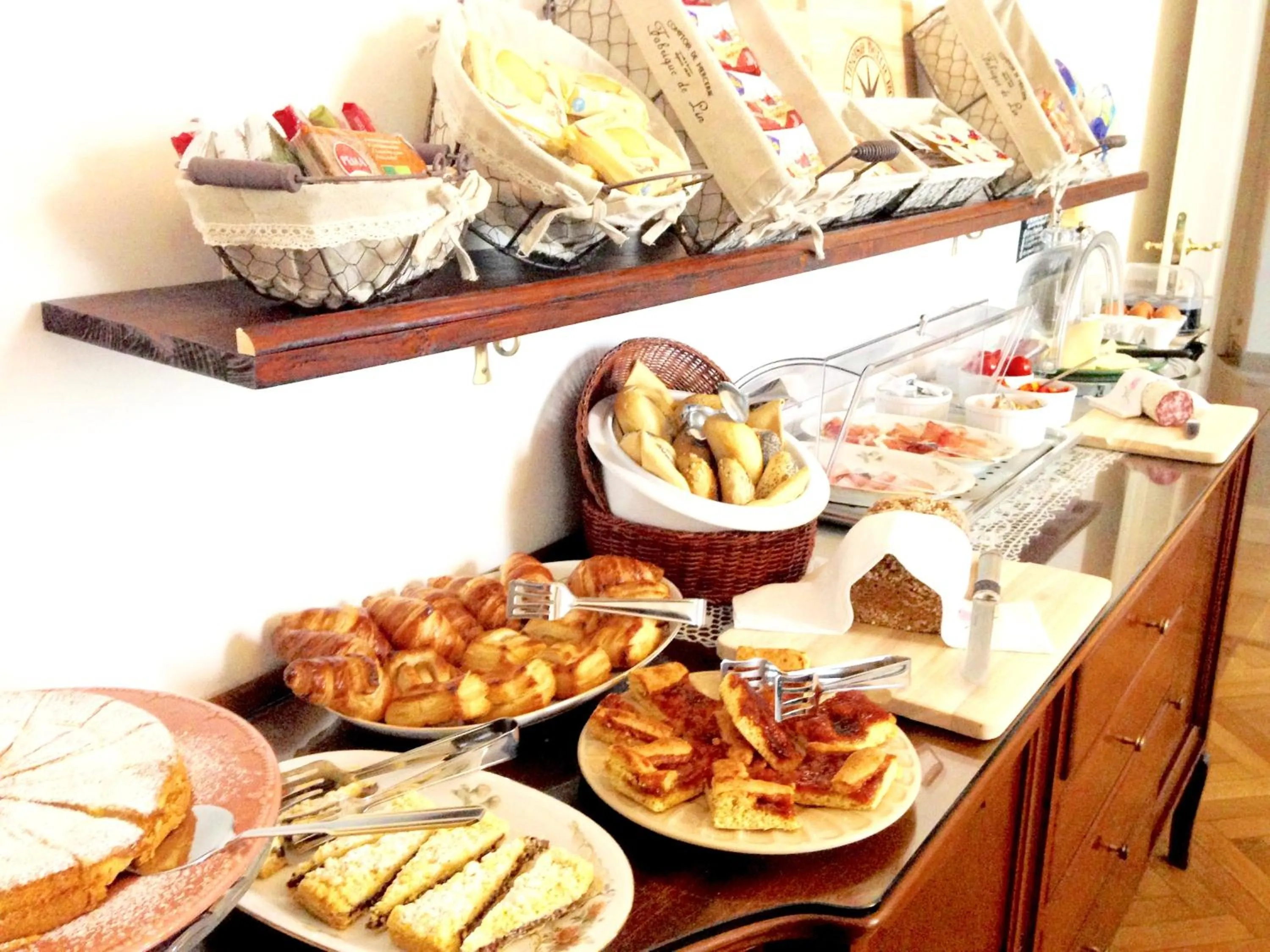 Breakfast in Gourmet B&B Villa Landucci