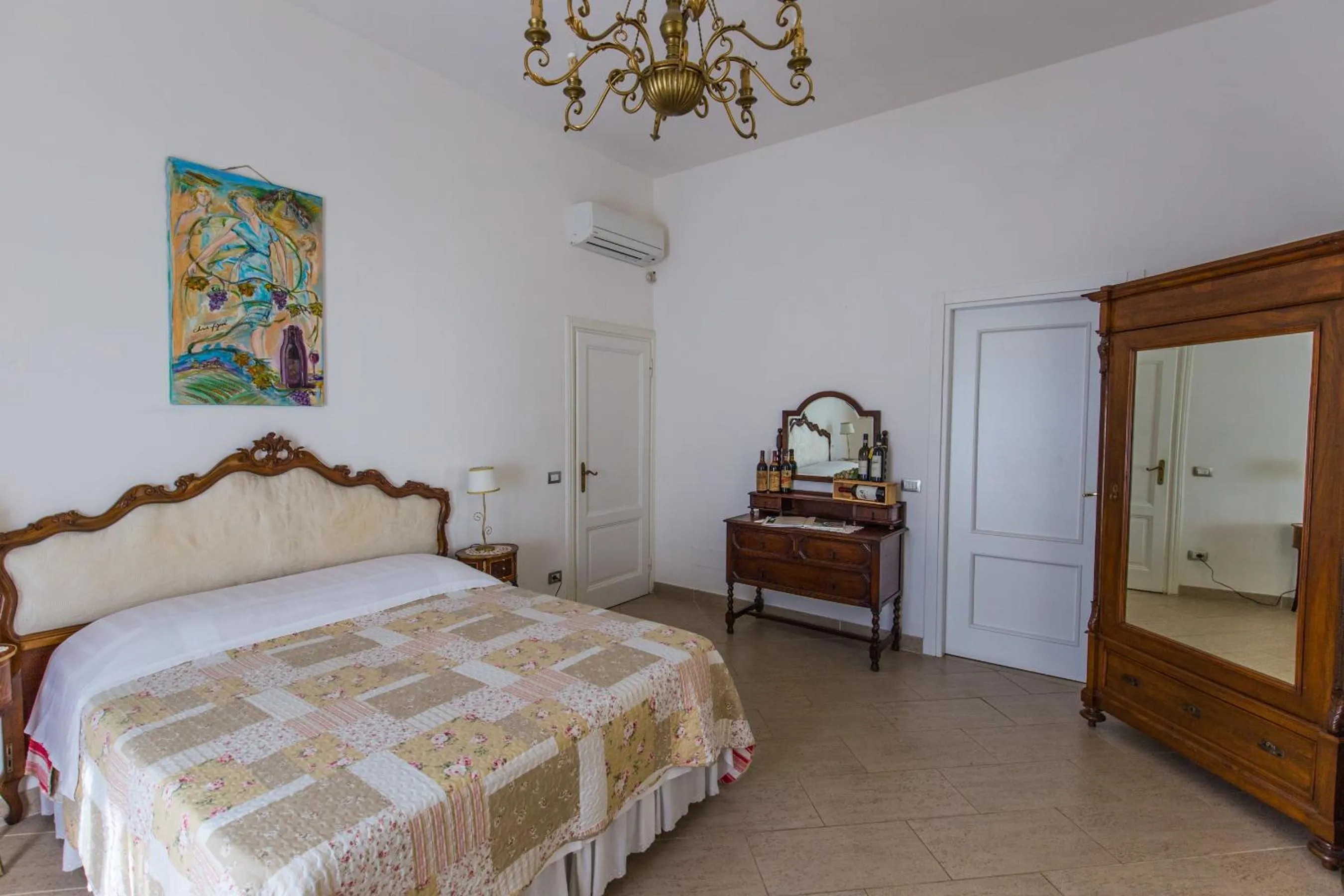 Decorative detail, Bed in Gourmet B&B Villa Landucci