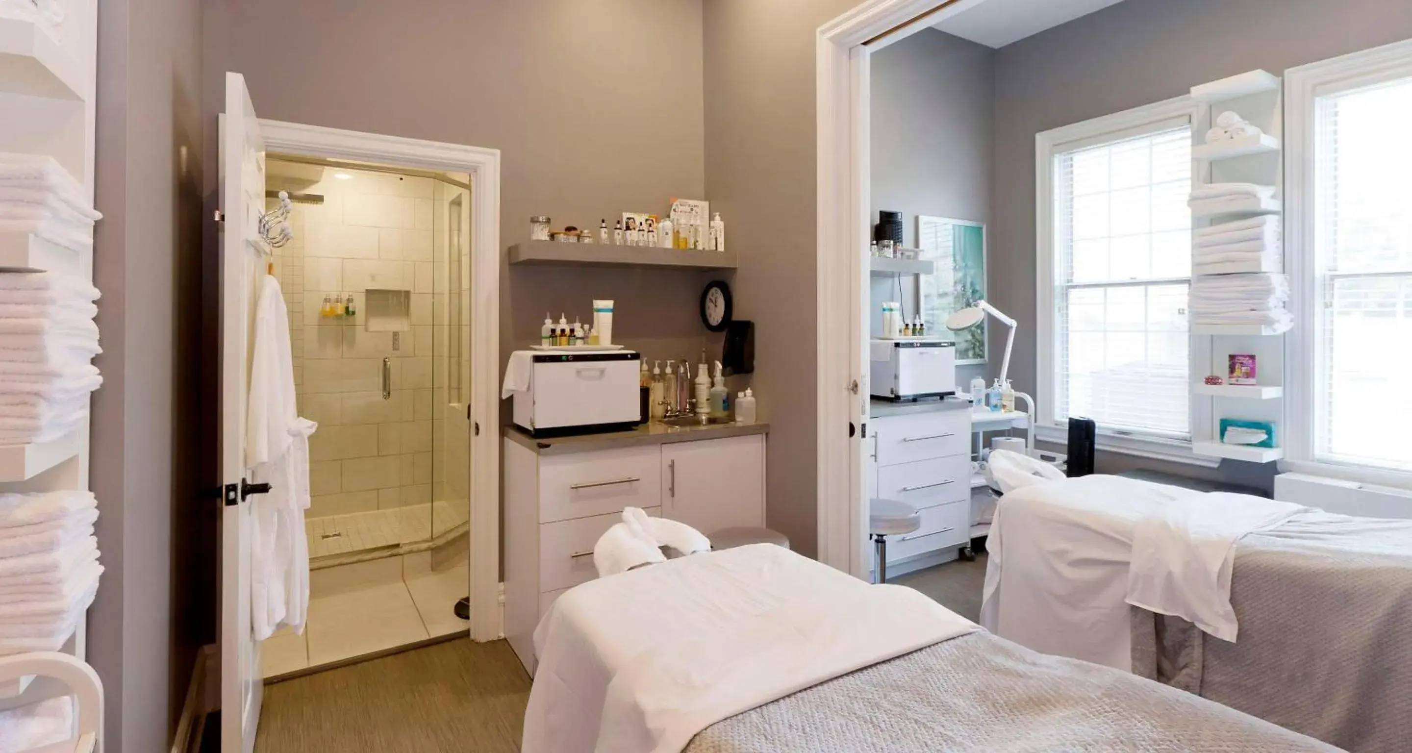 Property building, Bed in Idlewyld Inn & Spa Property building, Bed in Idlewyld Inn & Spa